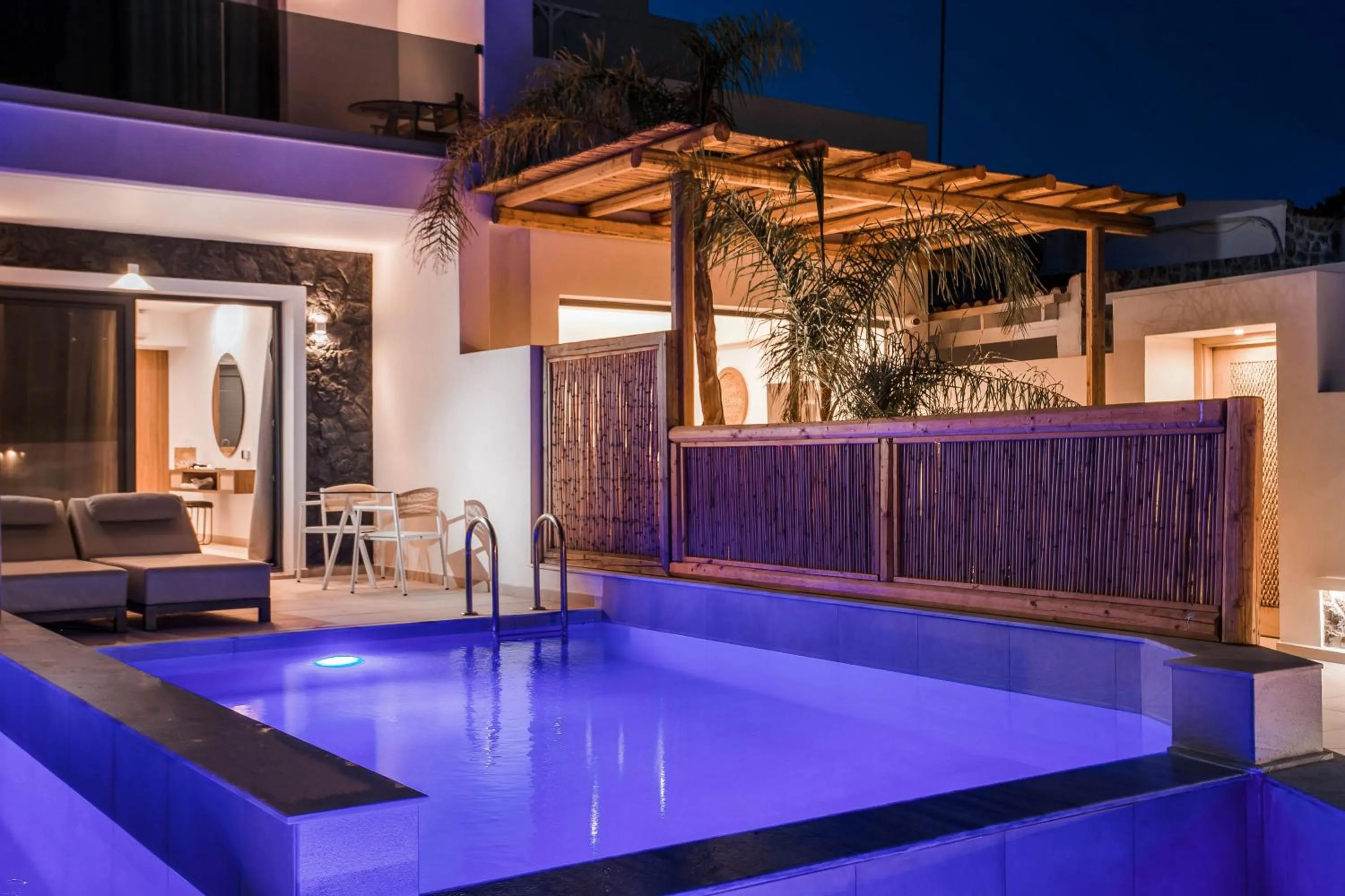 Swimming pool in Vanik Suites