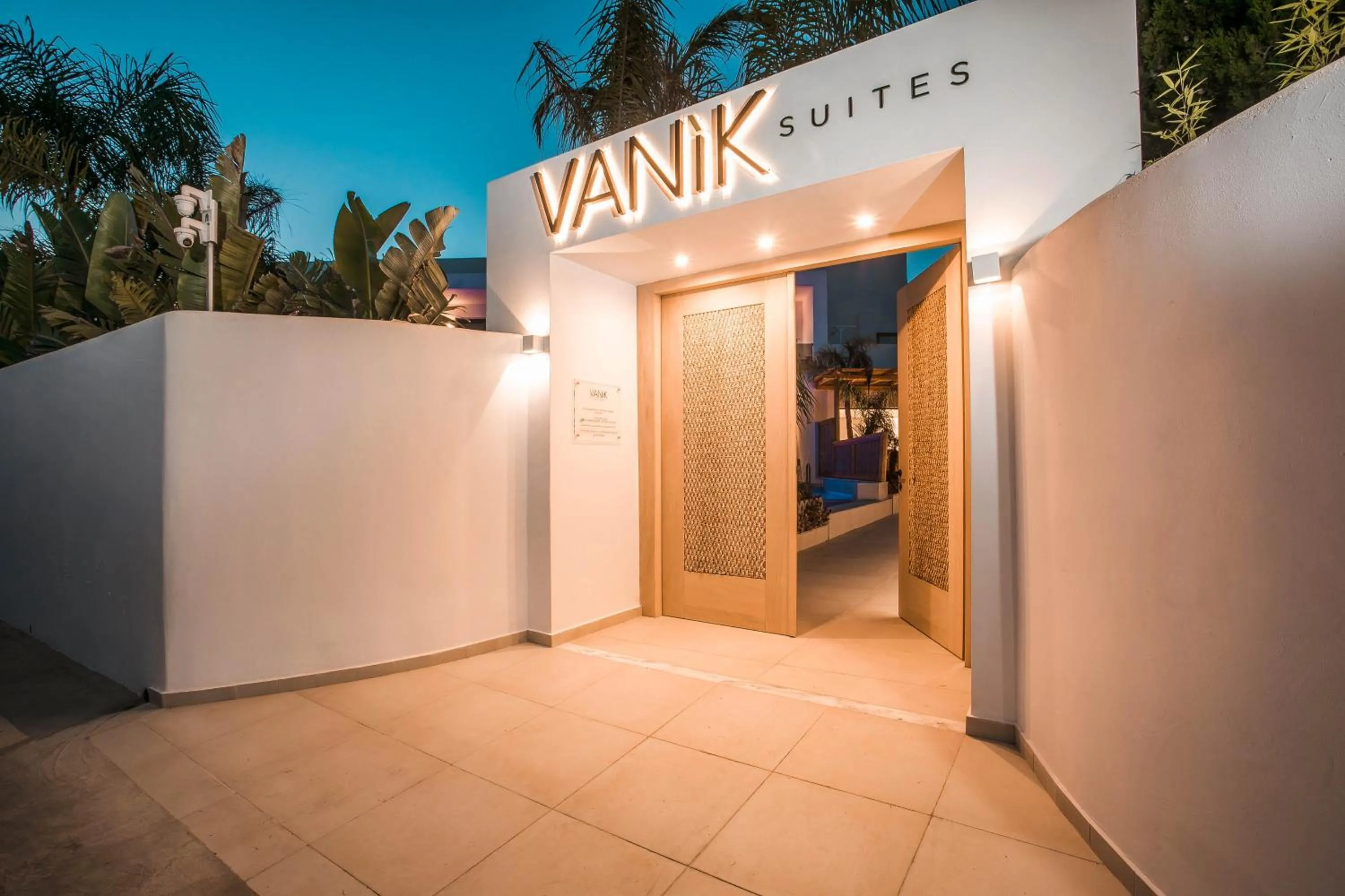Facade/entrance in Vanik Suites