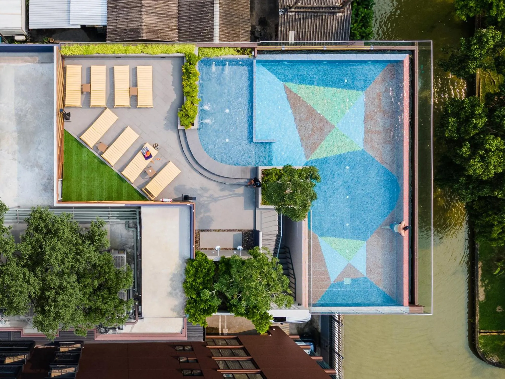 Swimming pool in The Quart Ruamrudee by UHG