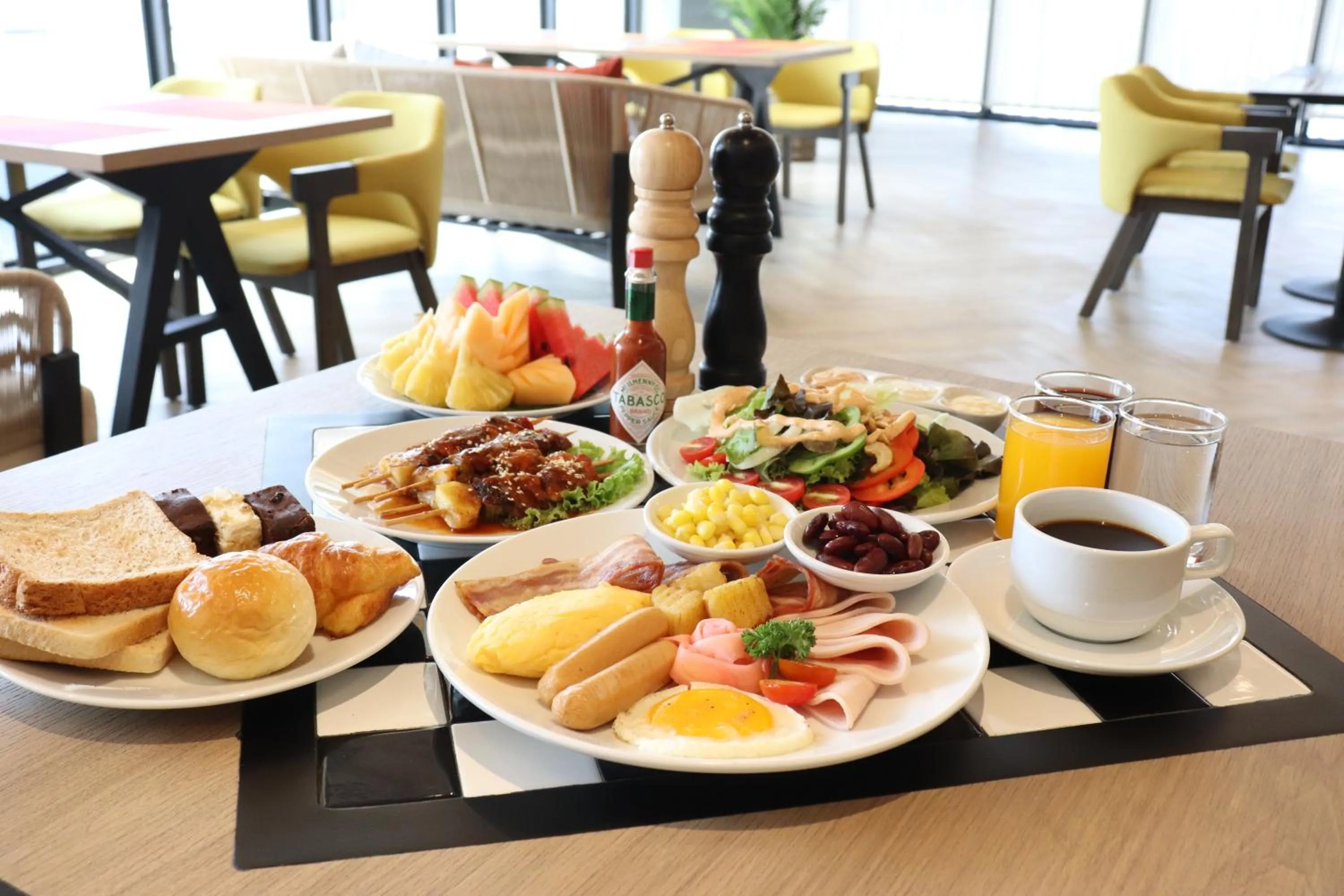 Buffet breakfast in The Quart Ruamrudee by UHG