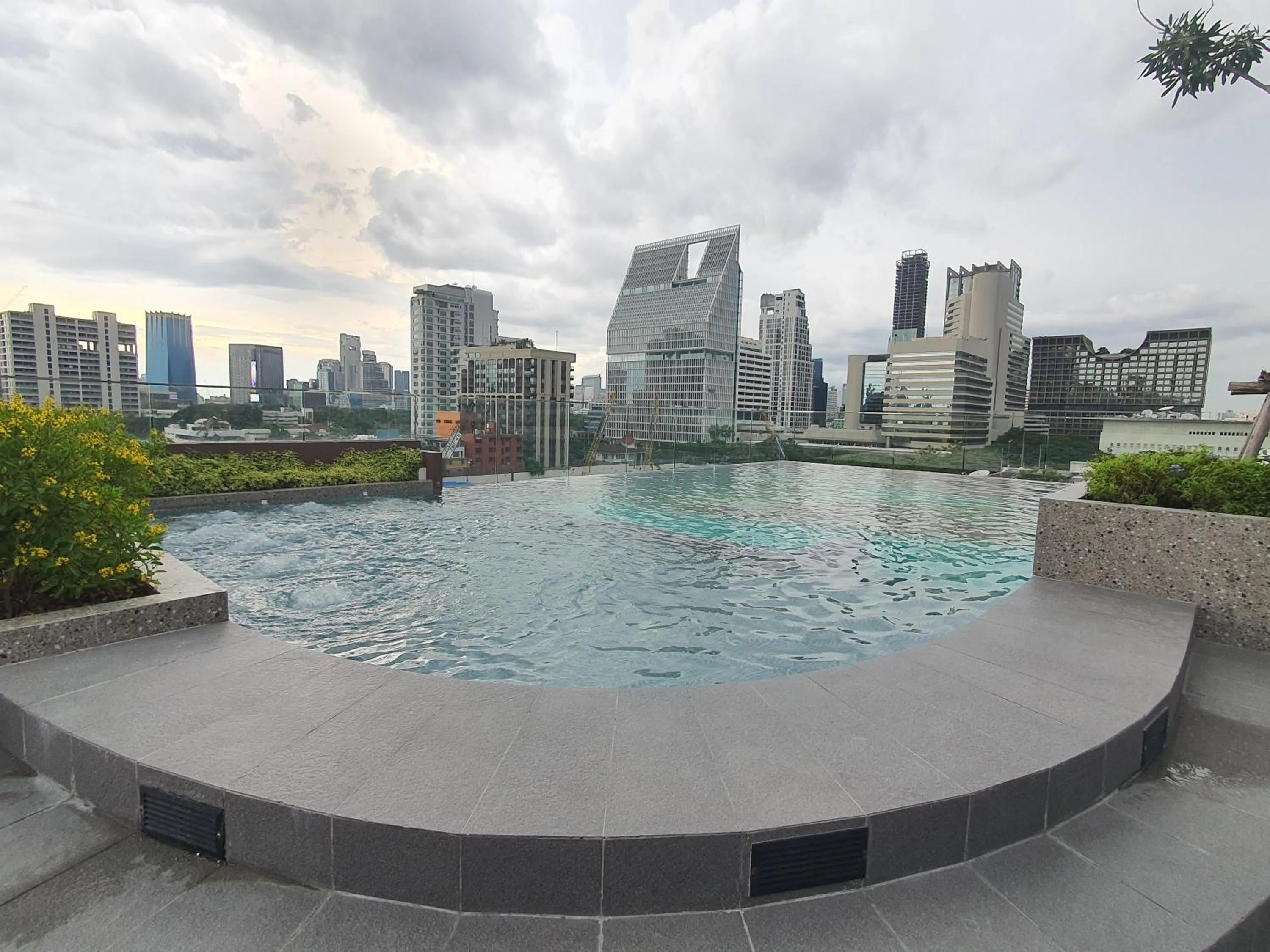 Swimming pool in The Quart Ruamrudee by UHG