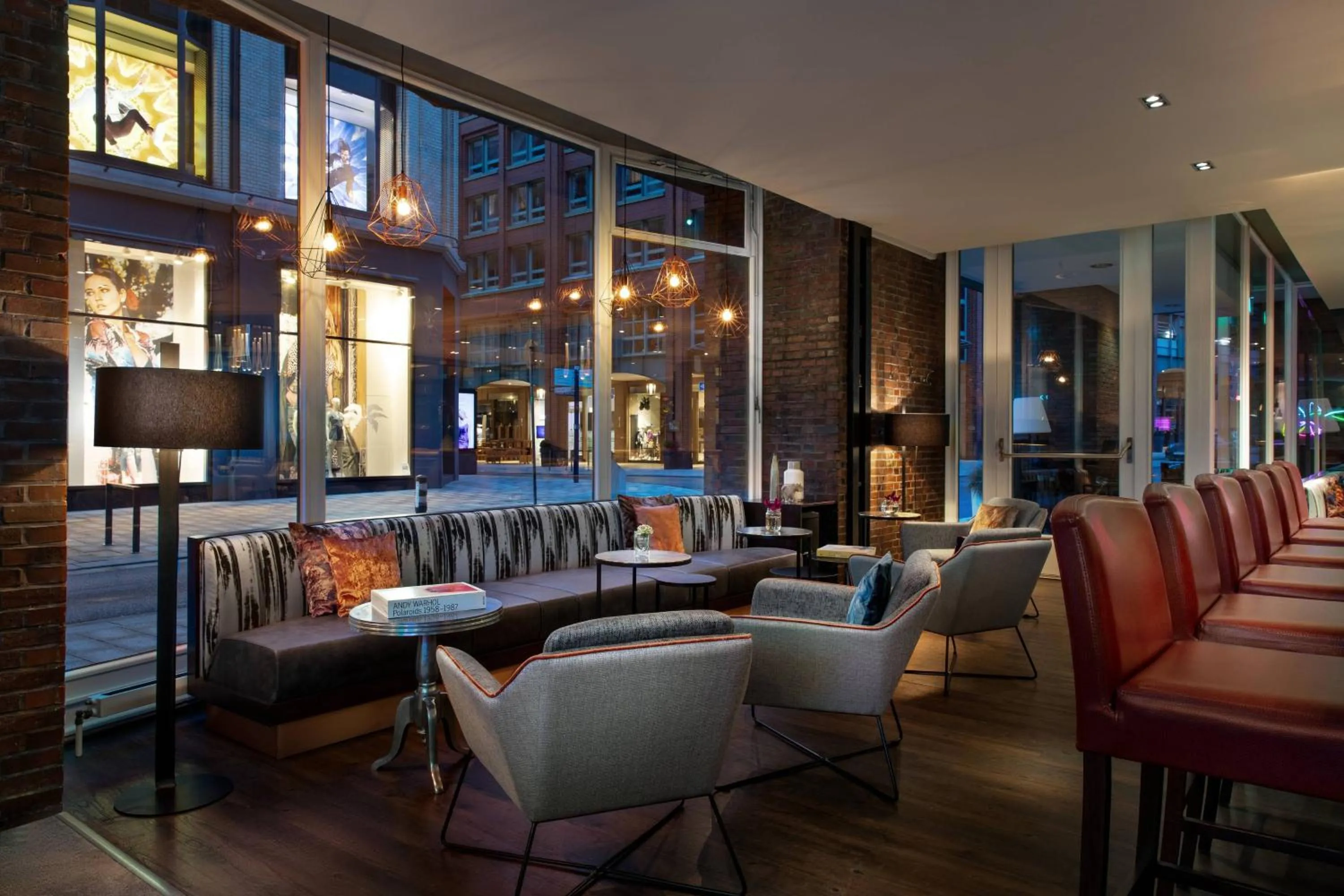 Lounge or bar in Renaissance Hamburg Hotel