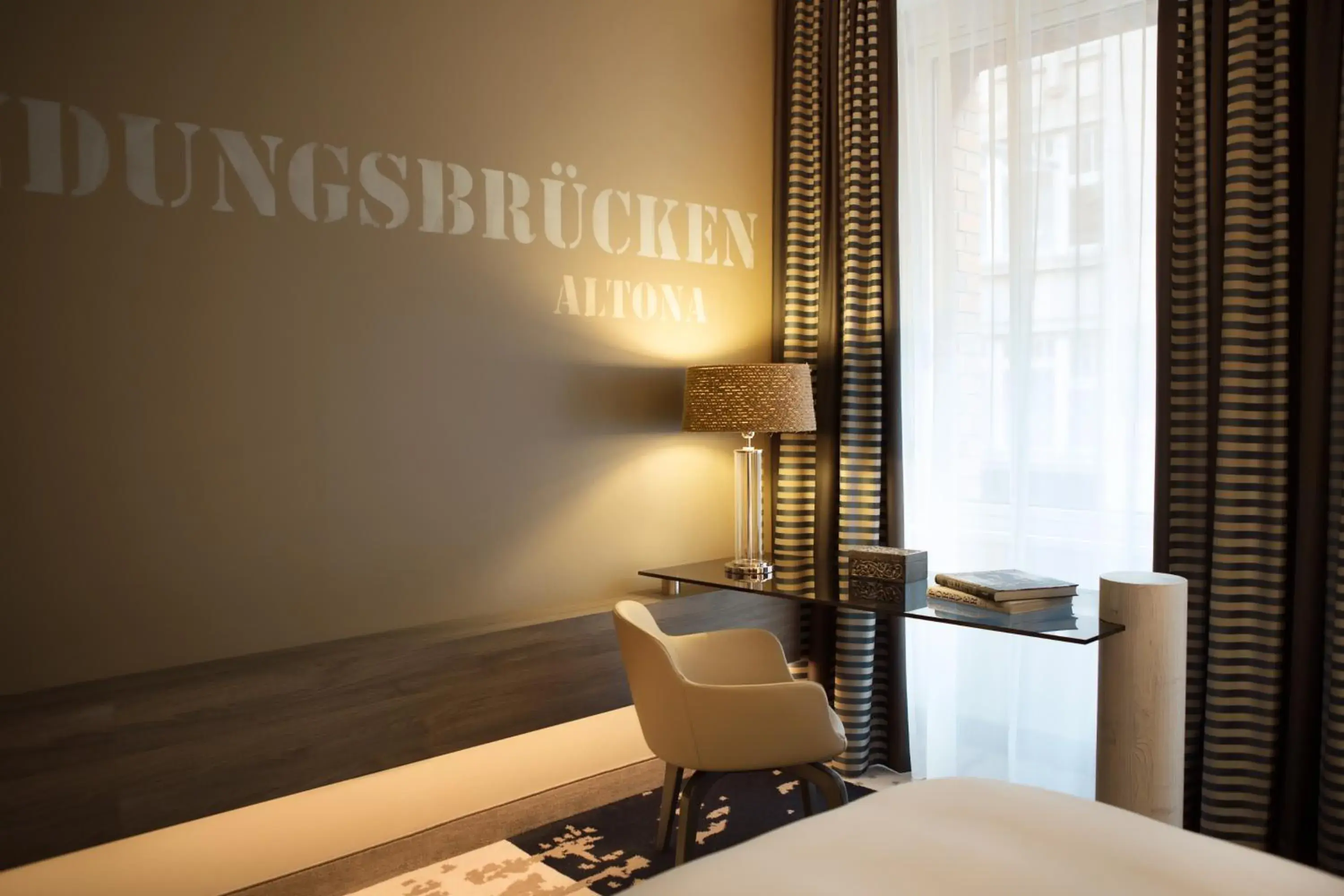 Deluxe Twin Room in Renaissance Hamburg Hotel Deluxe Twin Room in Renaissance Hamburg Hotel