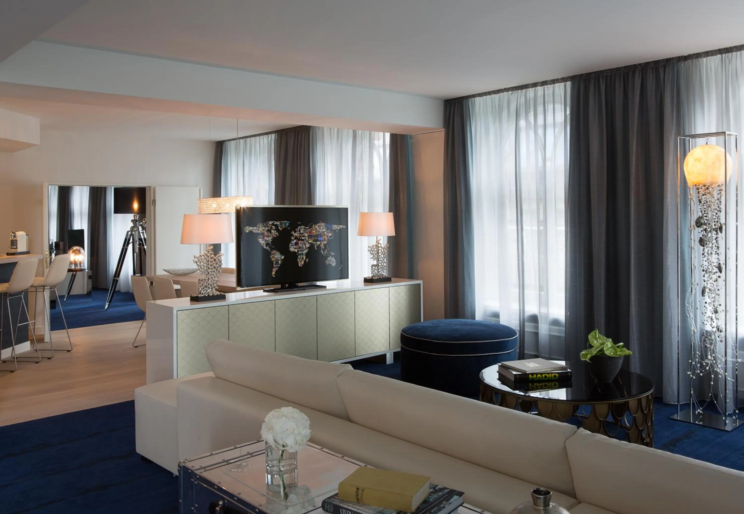 Living room in Renaissance Hamburg Hotel