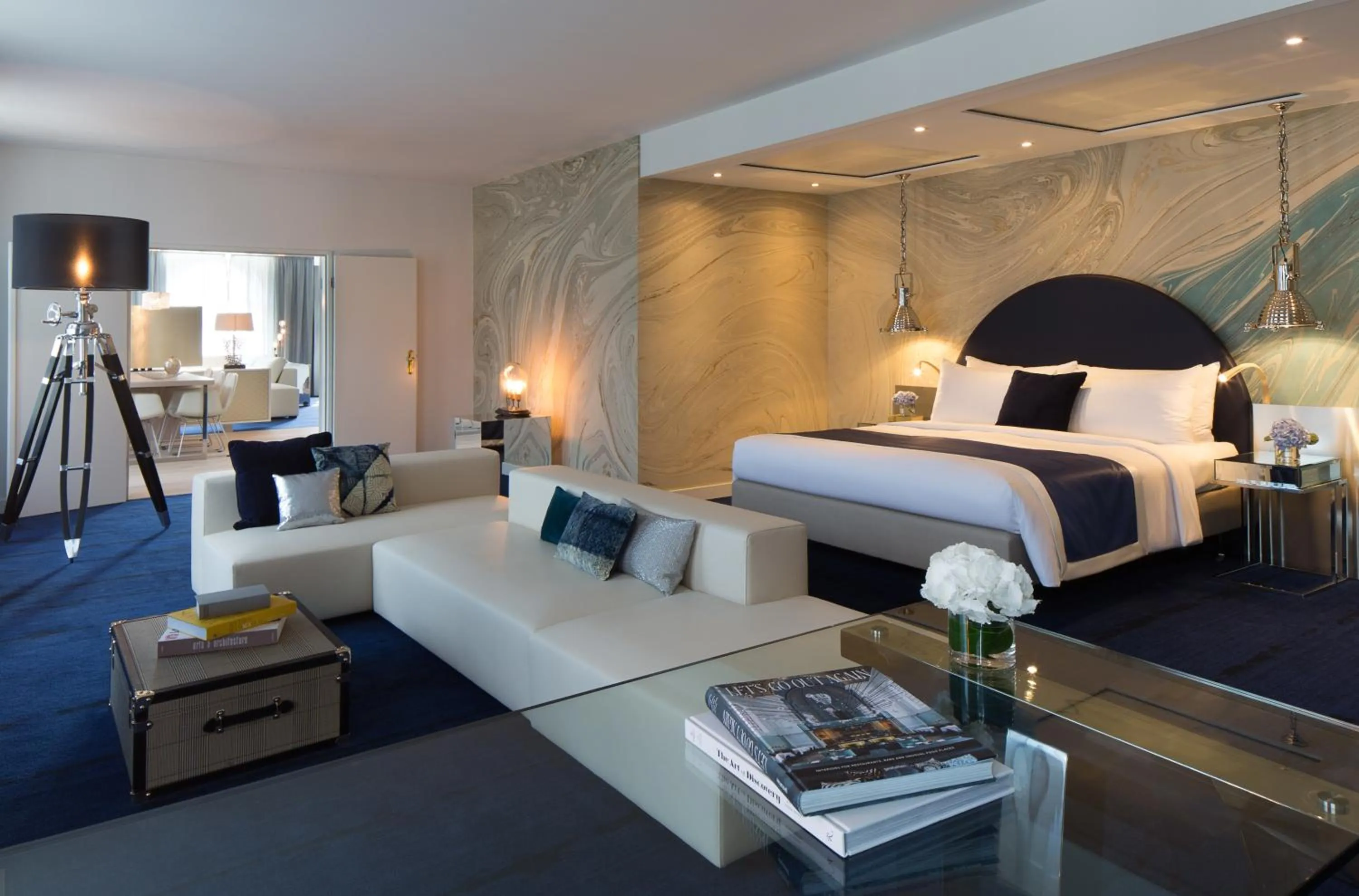 Living room, Bed in Renaissance Hamburg Hotel