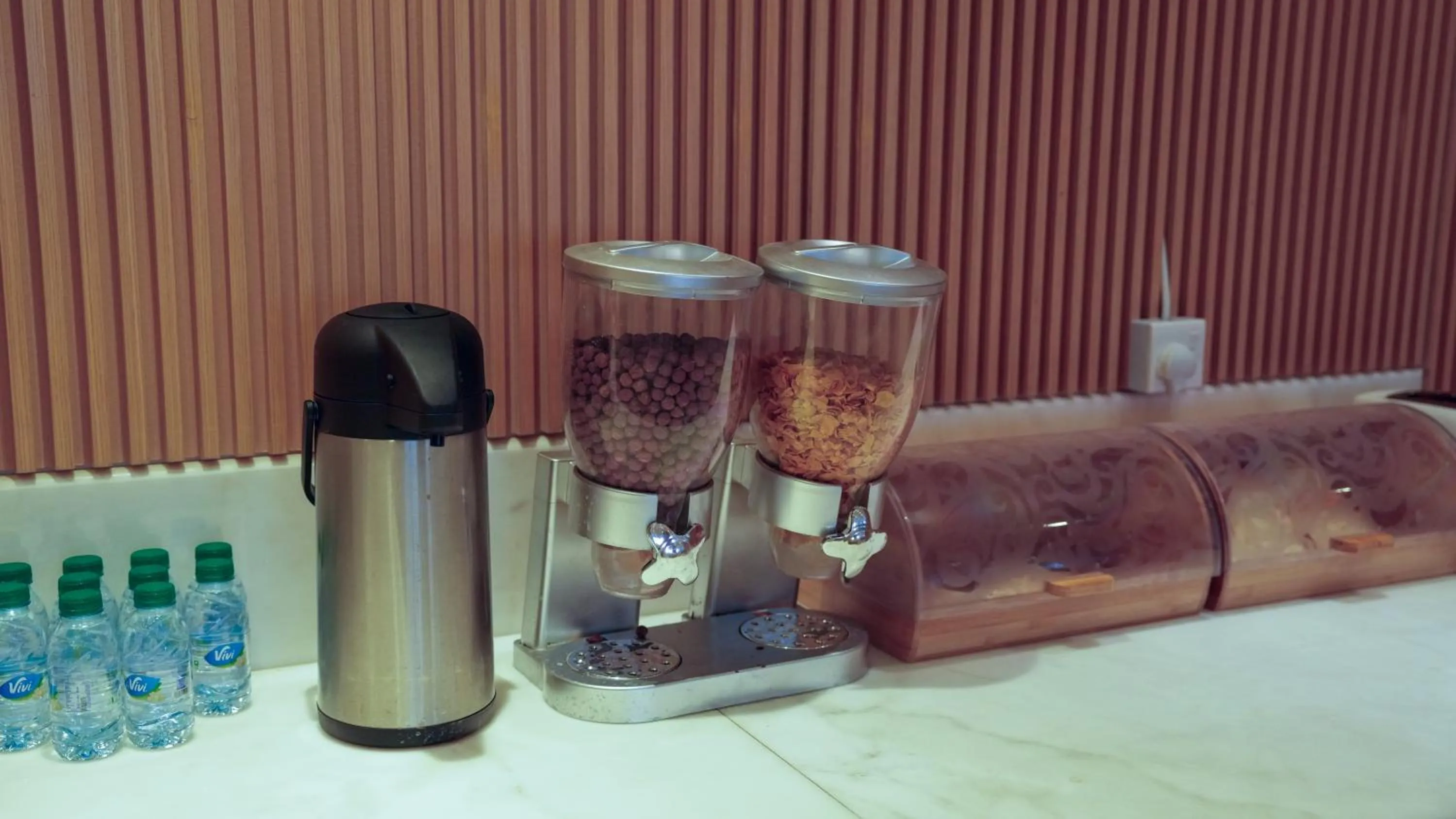 Restaurant/places to eat in Aram Hotel - AlMeshael Exit 18 فندق آرام - حي المشاعل مخرج 18