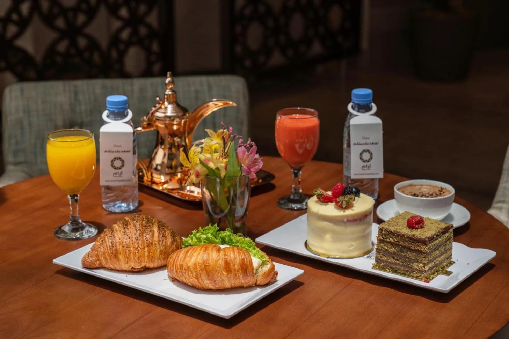Food and drinks in Aram Hotel - AlMeshael Exit 18 فندق آرام - حي المشاعل مخرج 18