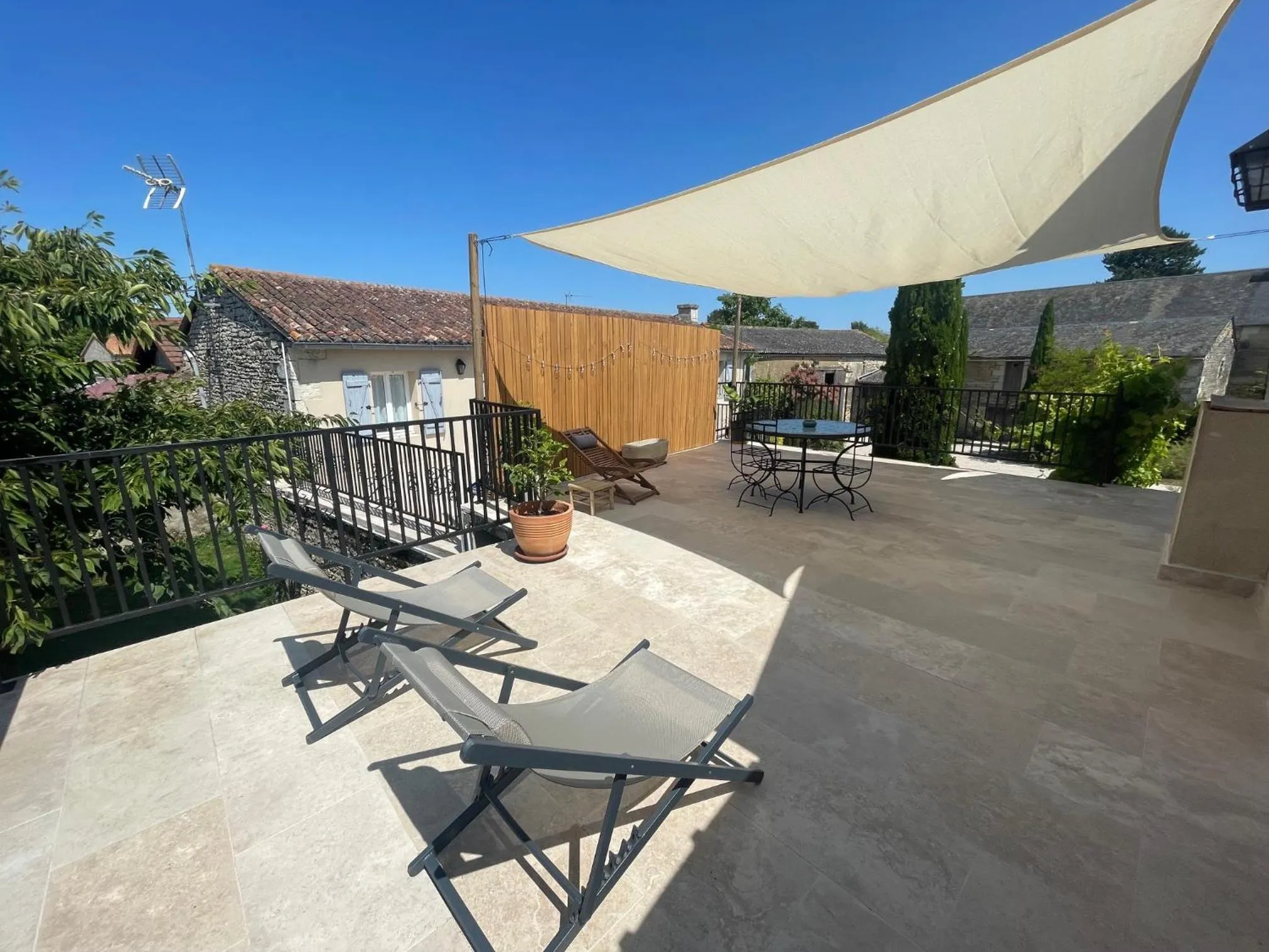 Balcony/Terrace in La maison de Charlotte - chambres d'hôtes-Futuroscope