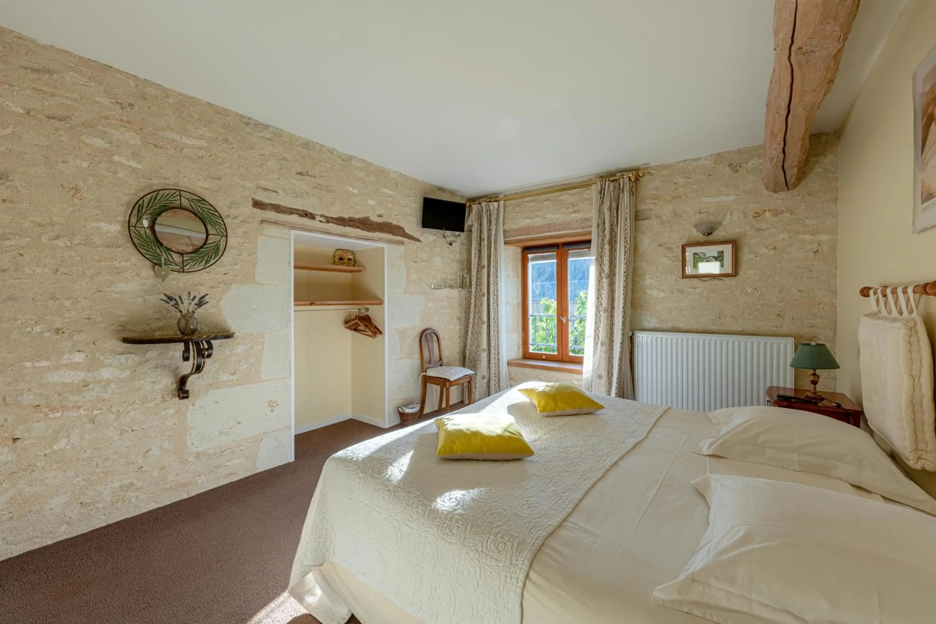 Bedroom, Bed in La maison de Charlotte - chambres d'hôtes-Futuroscope