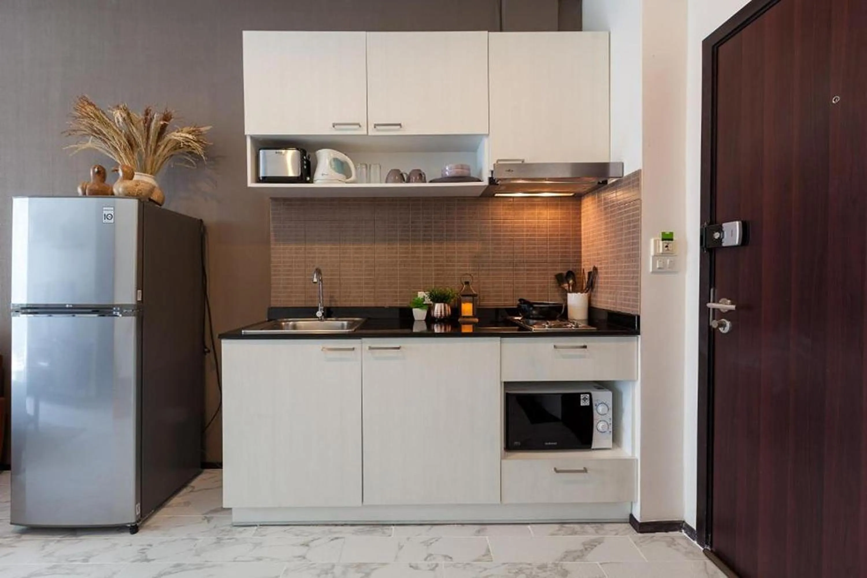 Kitchen or kitchenette in The Title Beach Front