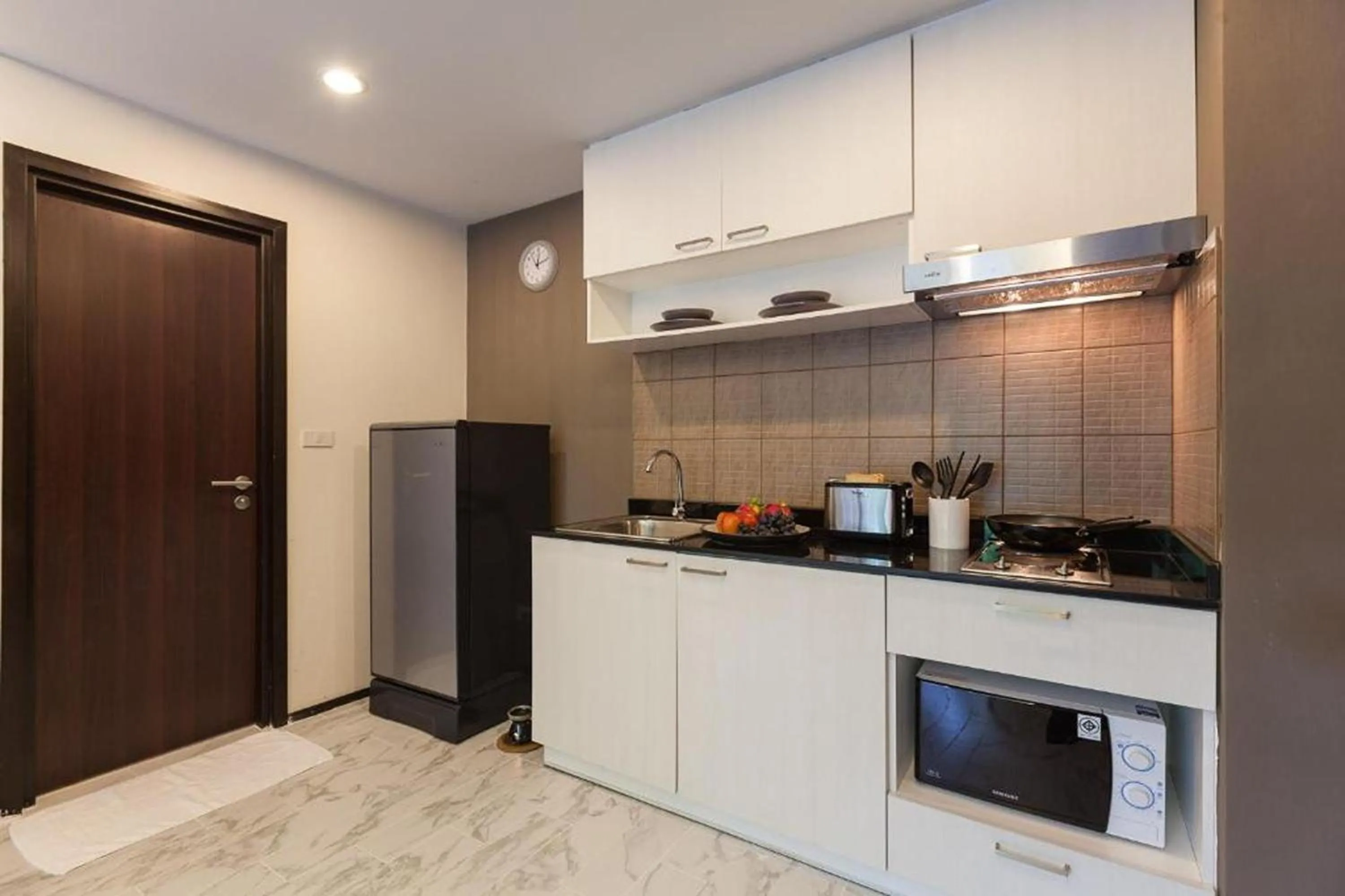 Kitchen or kitchenette in The Title Beach Front