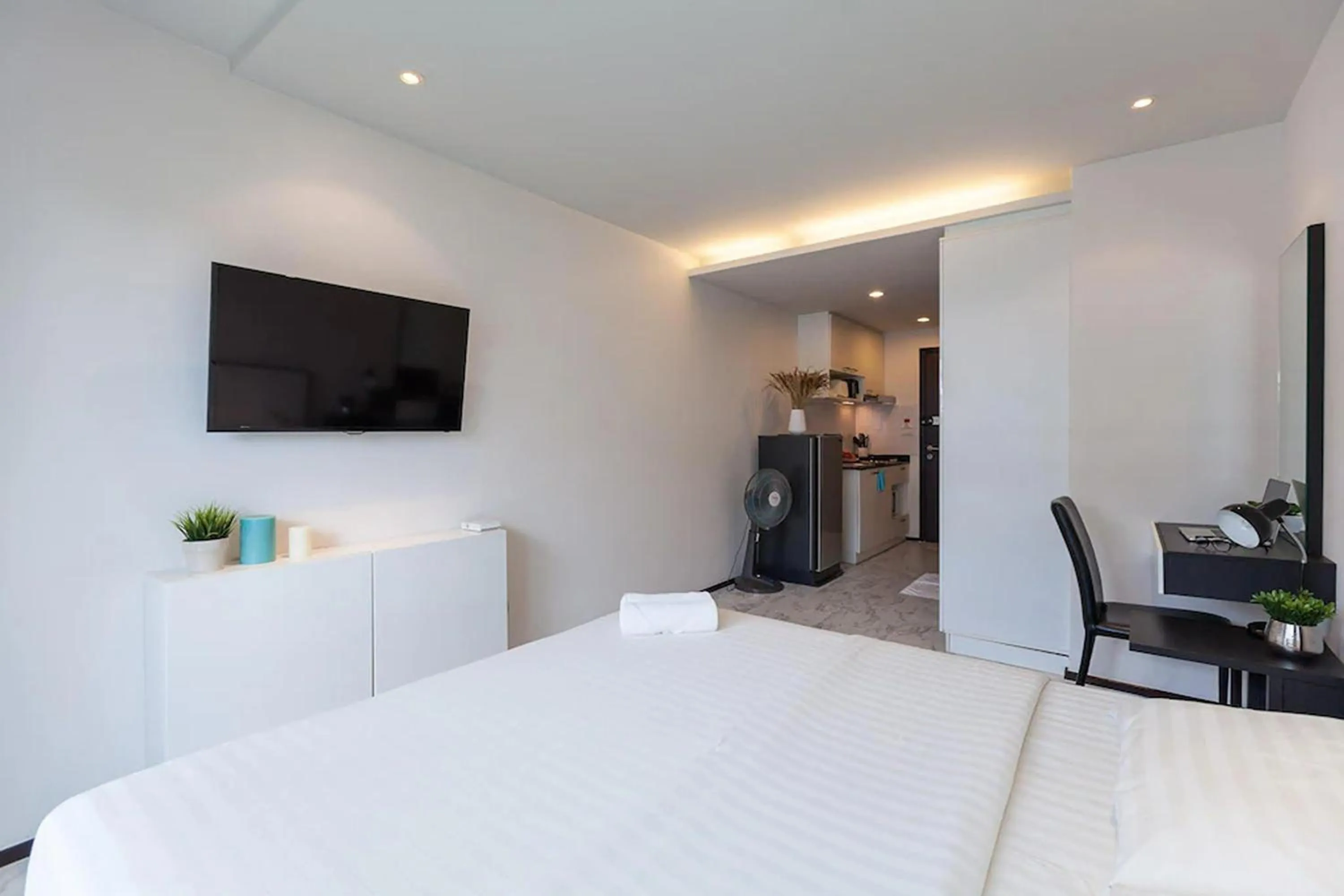 Bedroom, Bed in The Title Beach Front