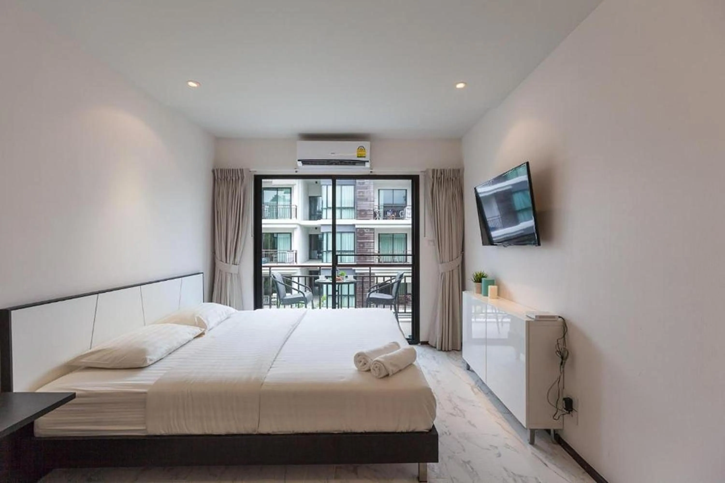 Photo of the whole room, Bed in The Title Beach Front