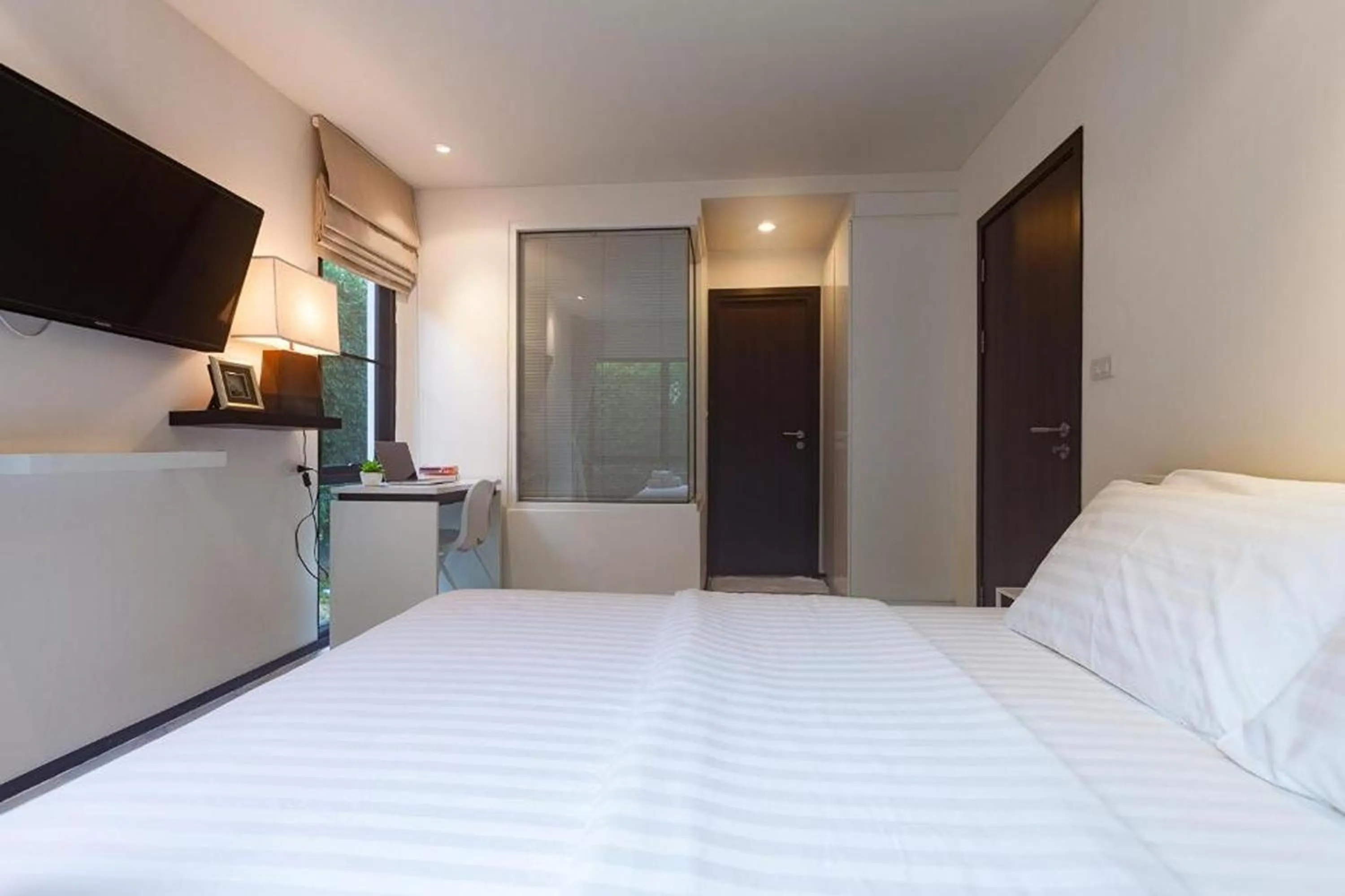 Bedroom, Bed in The Title Beach Front