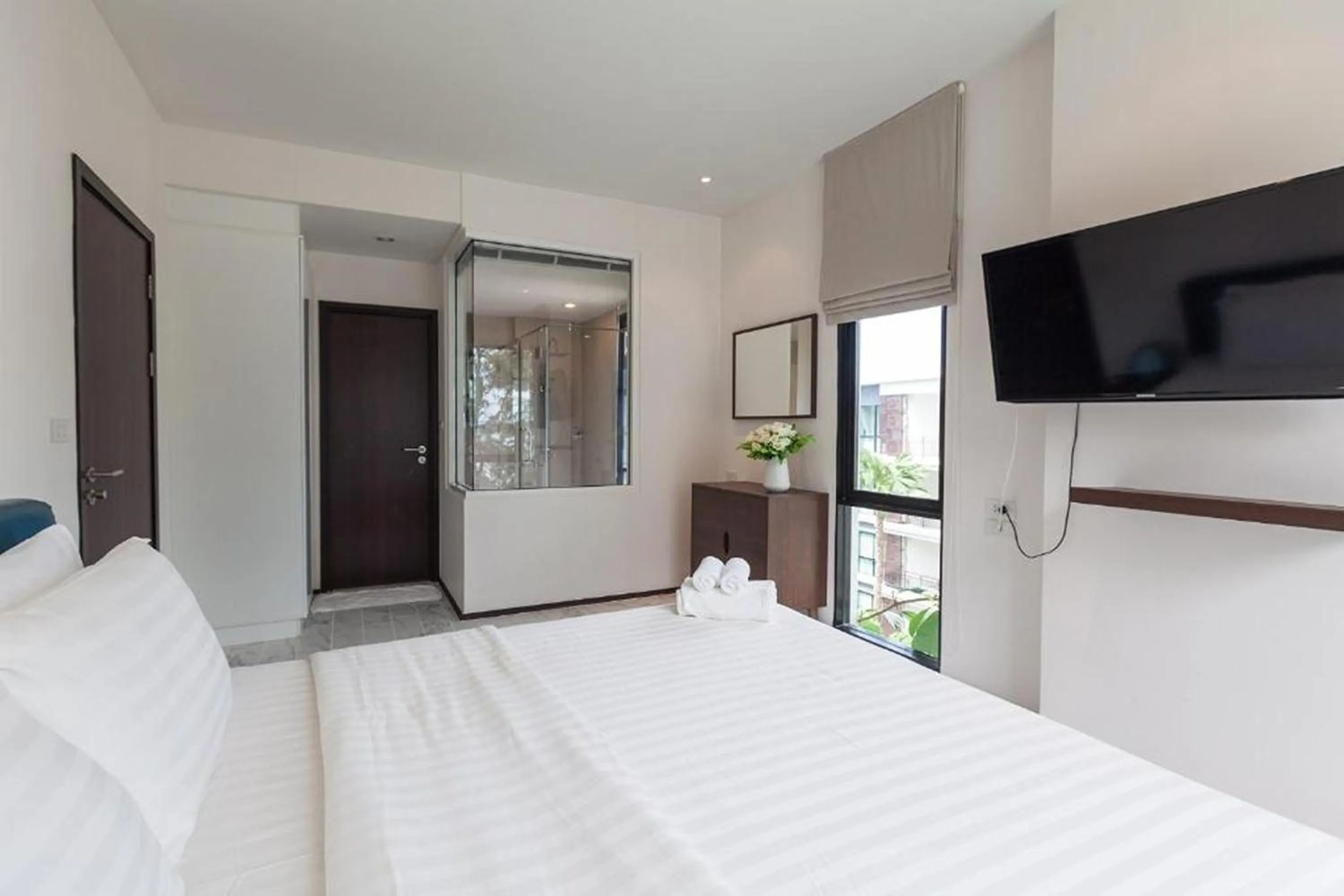 Bedroom, Bed in The Title Beach Front