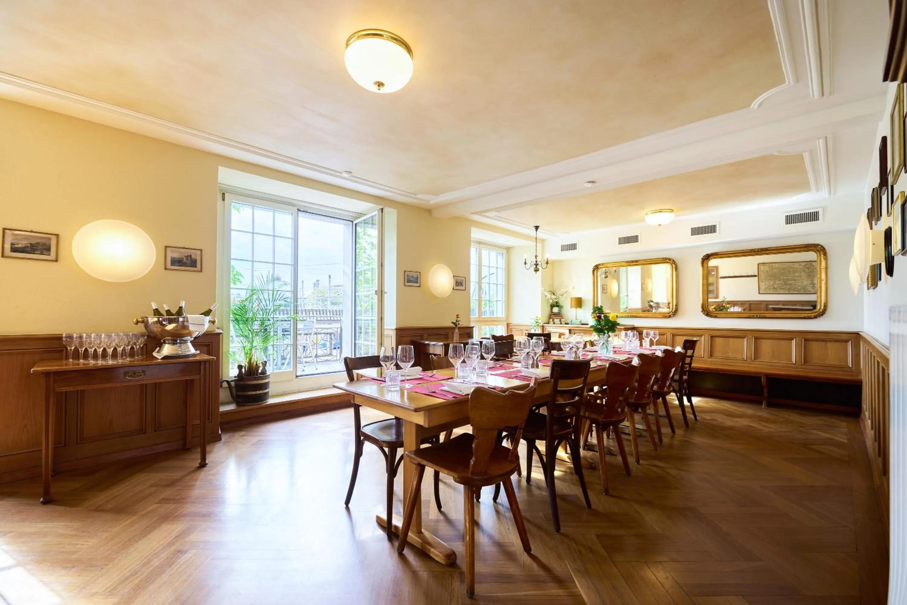 Restaurant/places to eat in Hotel Limmathof