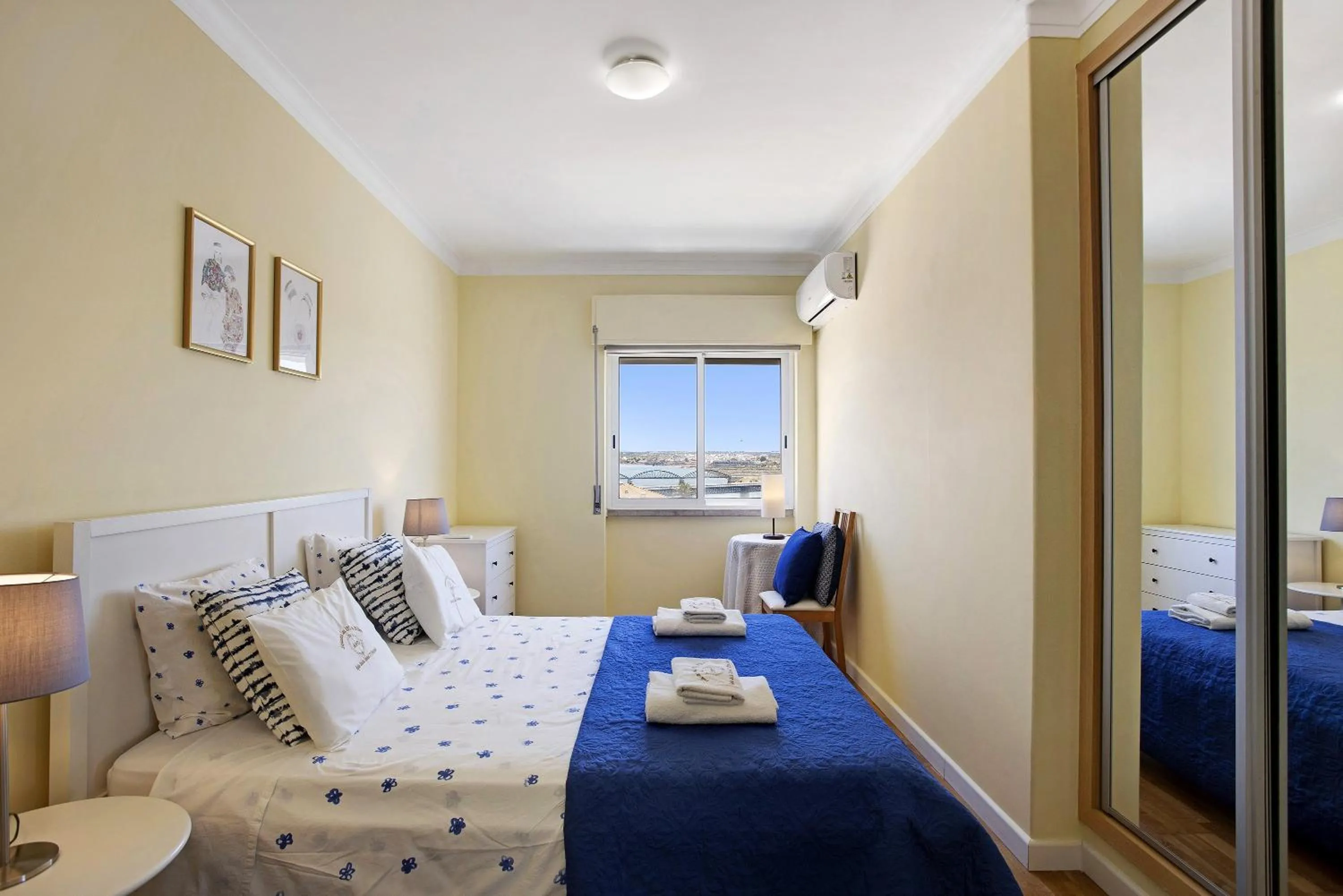 Property building, Bed in Santa Isabel Apartment