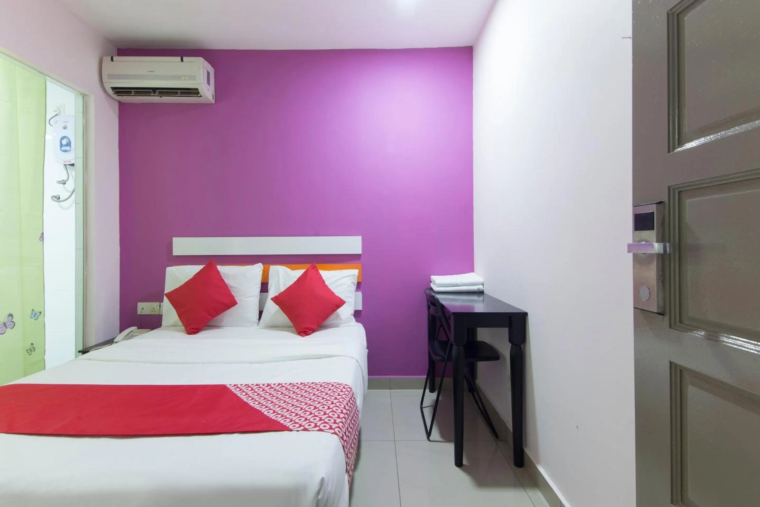 Bedroom in Super OYO 90296 Red Orange Hotel Port Klang