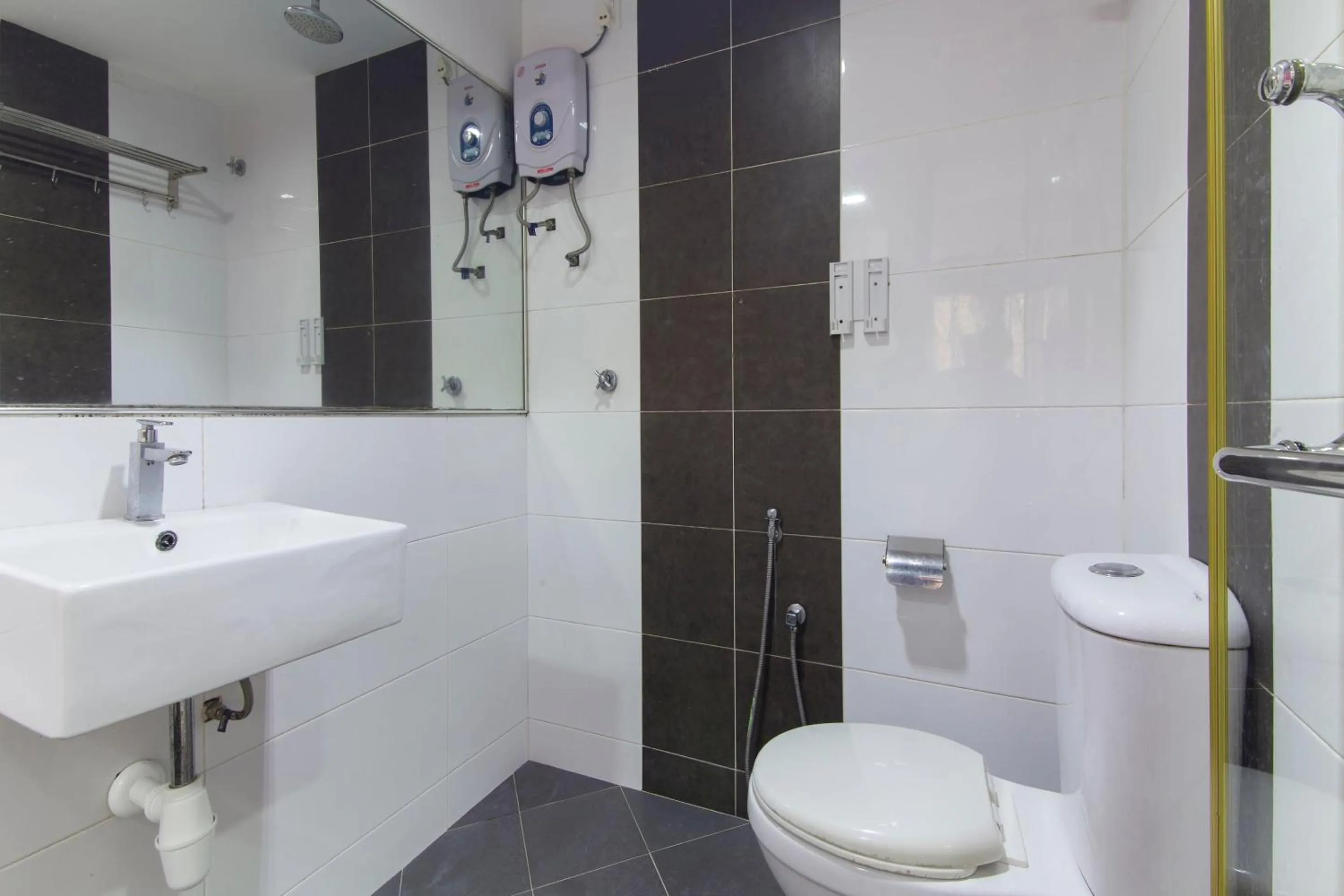 Bathroom in Super OYO 90296 Red Orange Hotel Port Klang