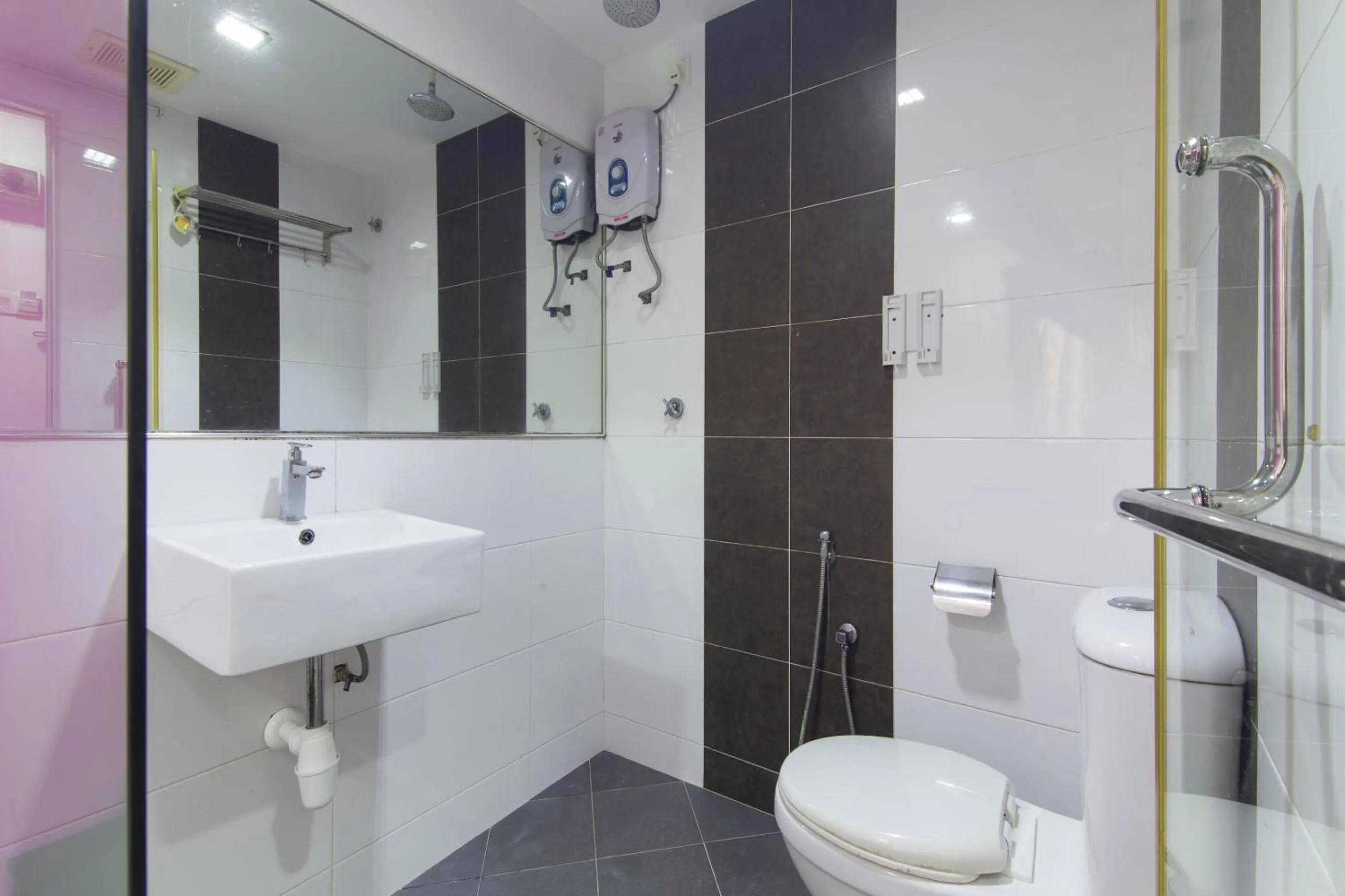 Bathroom in Super OYO 90296 Red Orange Hotel Port Klang