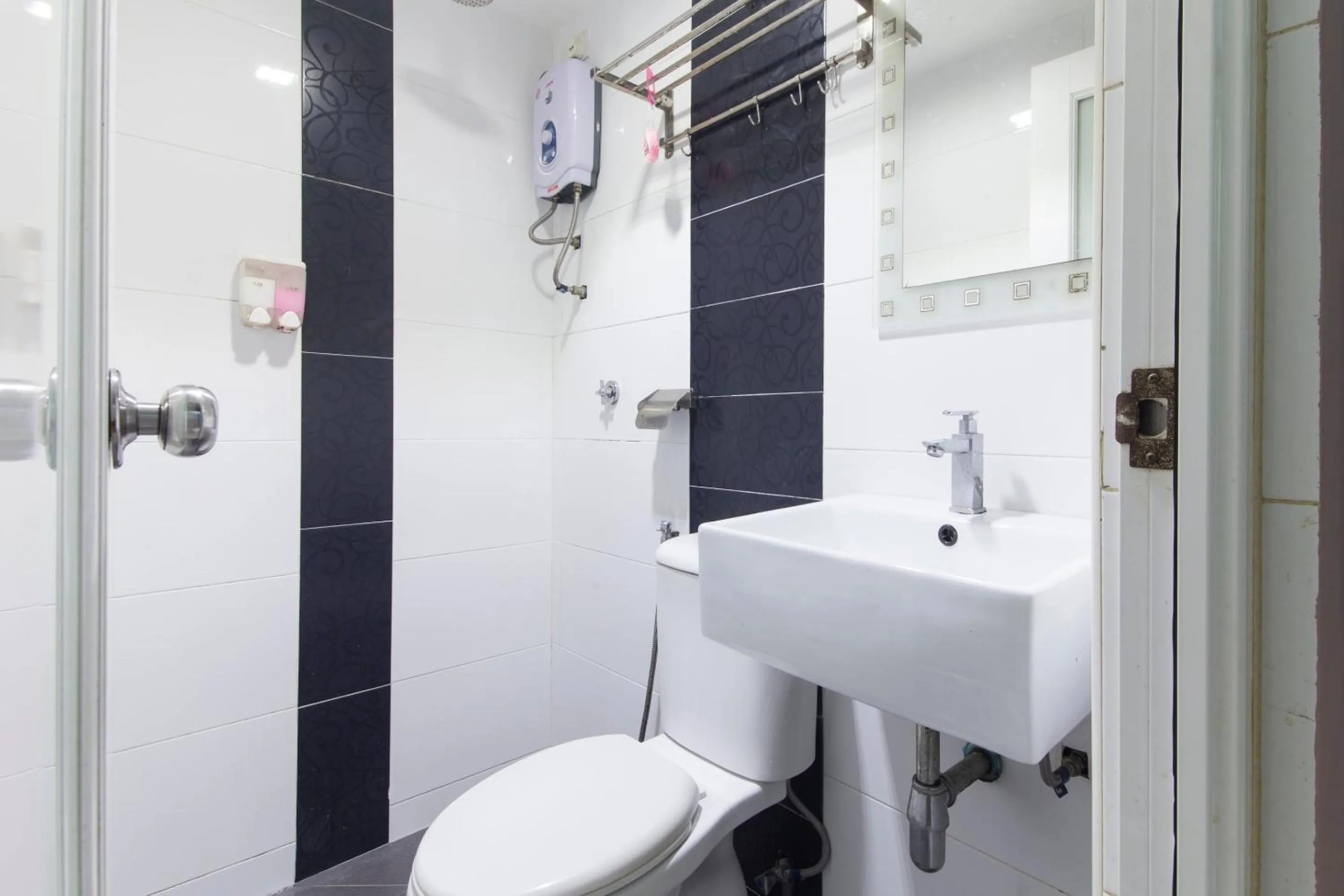 Bathroom in Super OYO 90296 Red Orange Hotel Port Klang