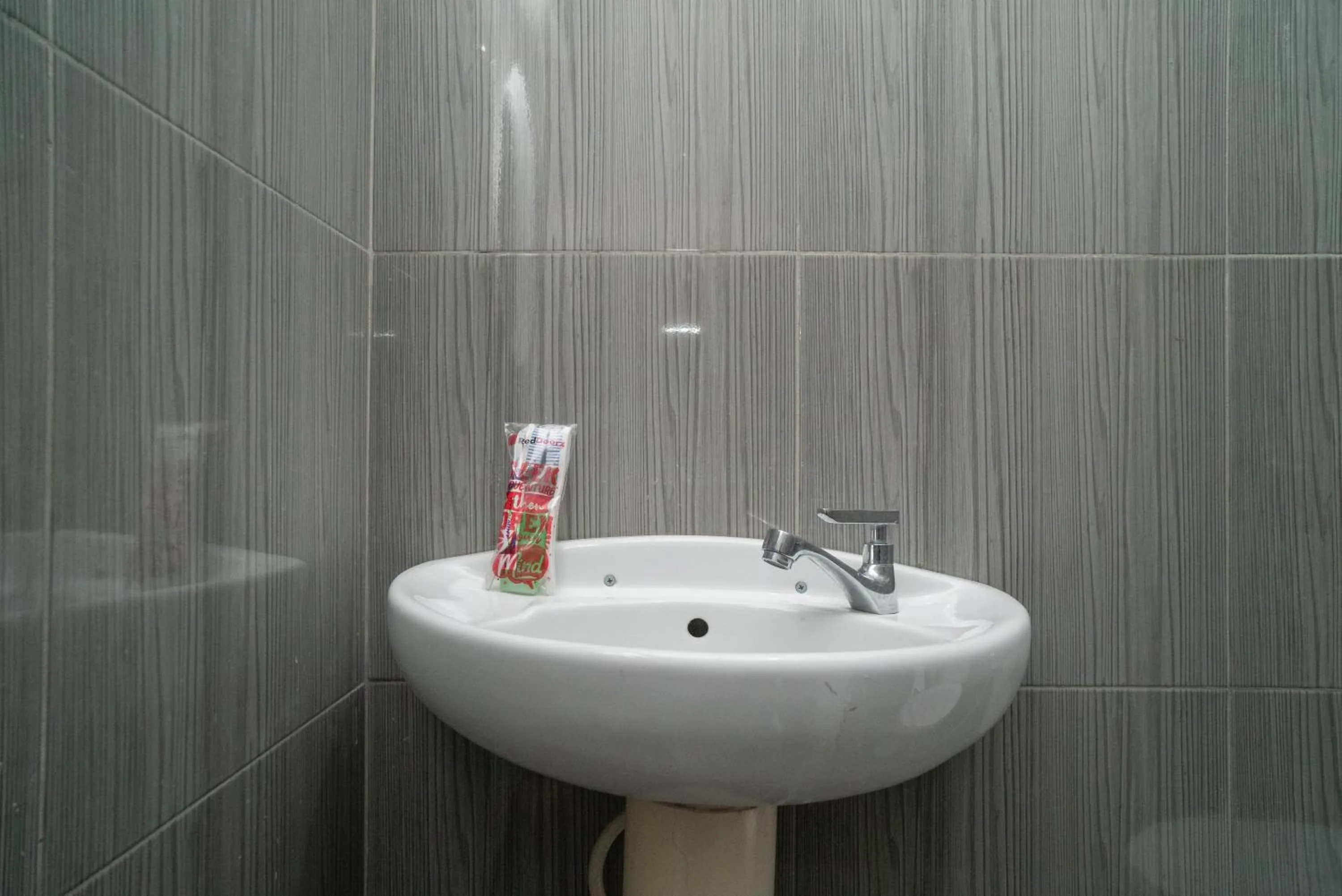 RedDoorz Syariah near Jalan Ahmad Yani Banjarmasin 3