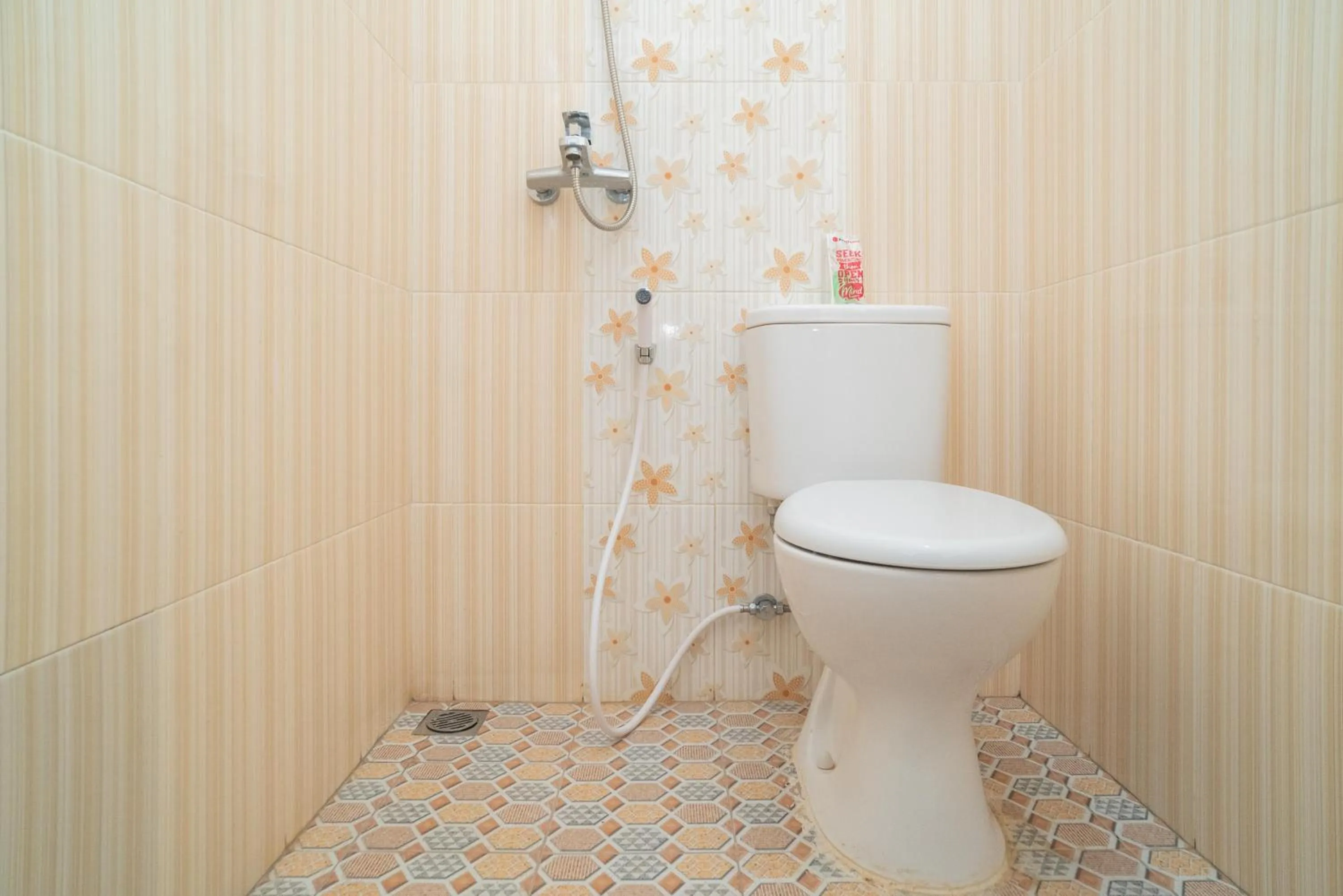 Bathroom in RedDoorz Syariah near Jalan Ahmad Yani Banjarmasin 3