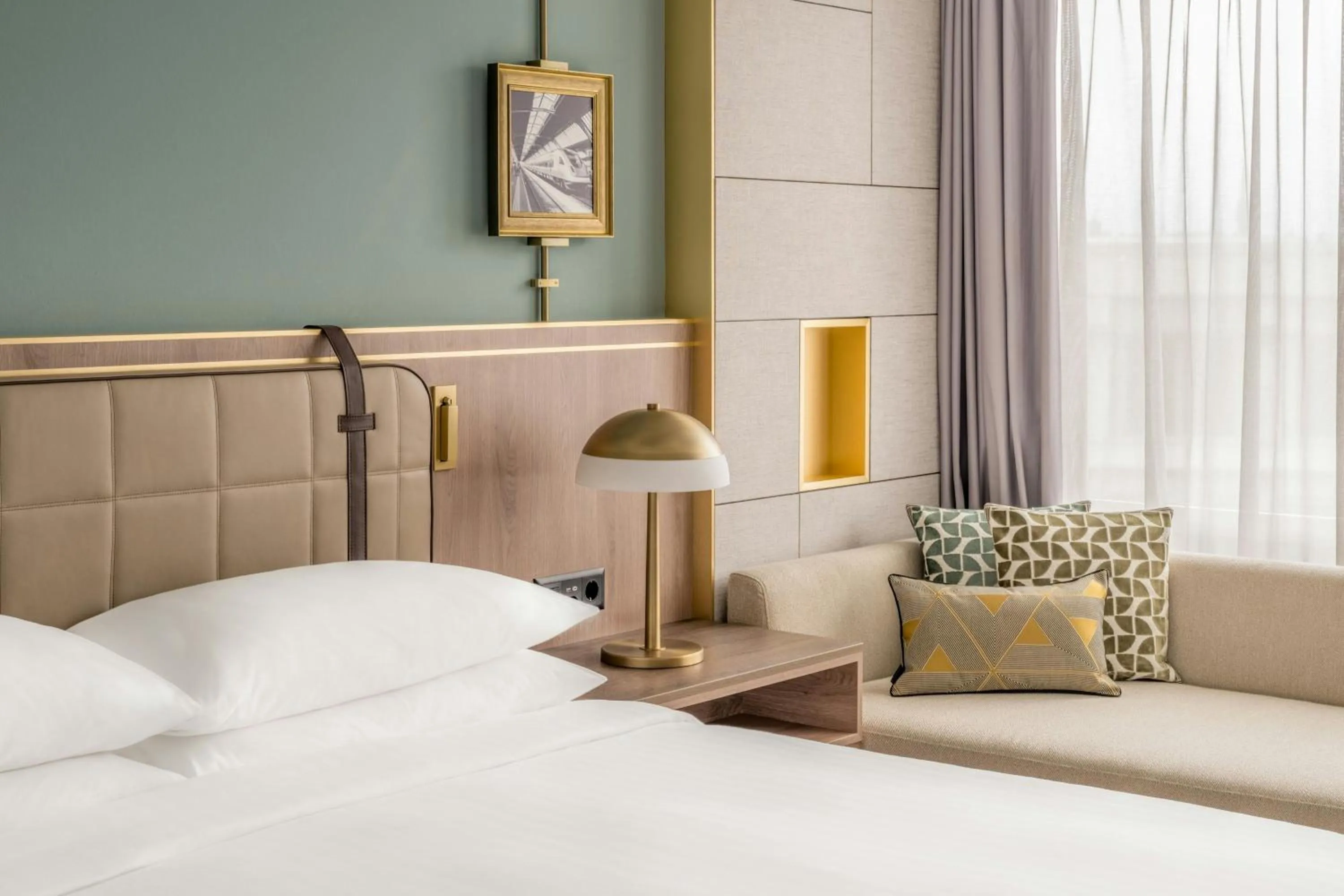 Photo of the whole room, Bed in Zurich Marriott Hotel