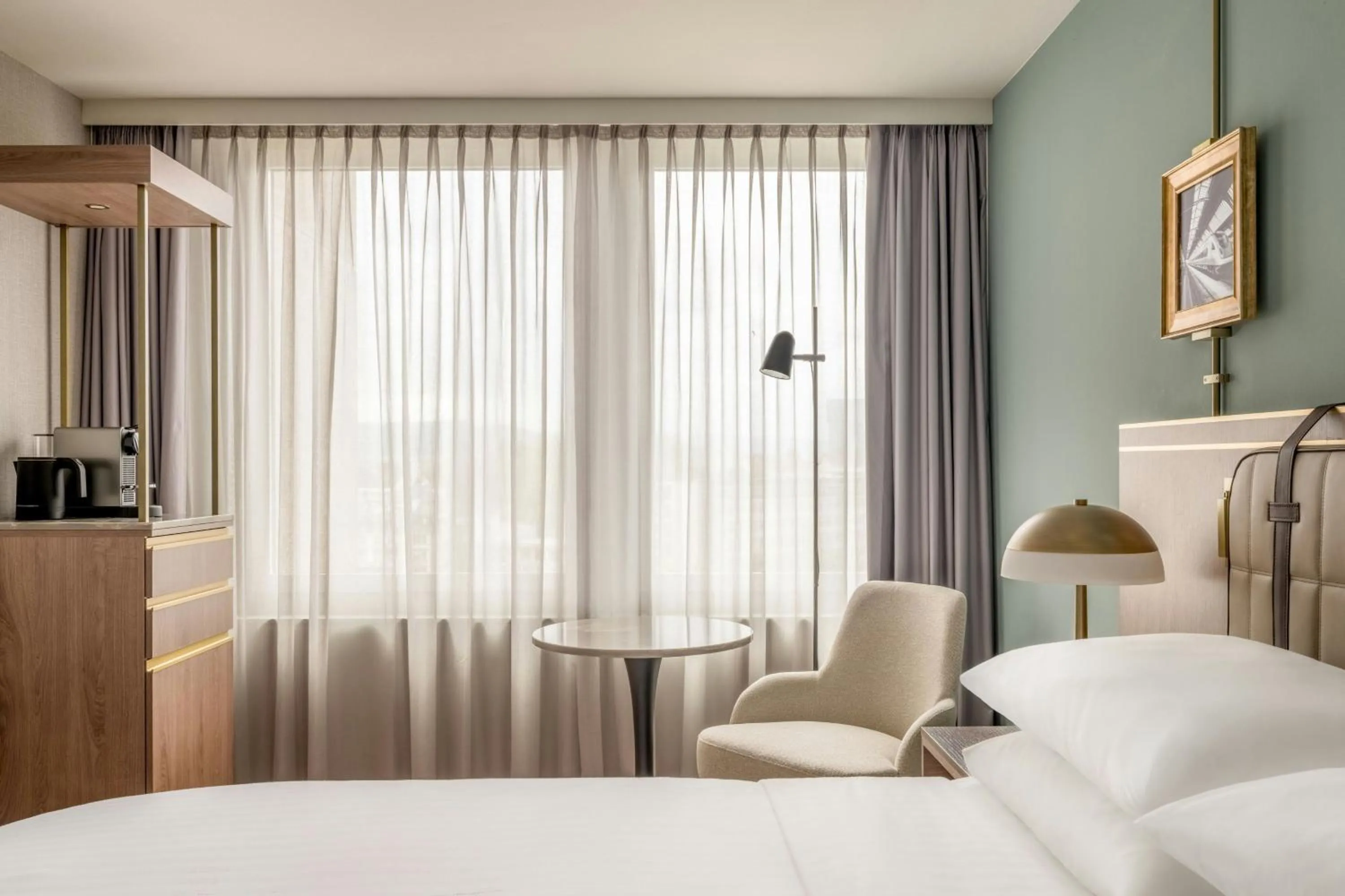 Photo of the whole room, Bed in Zurich Marriott Hotel