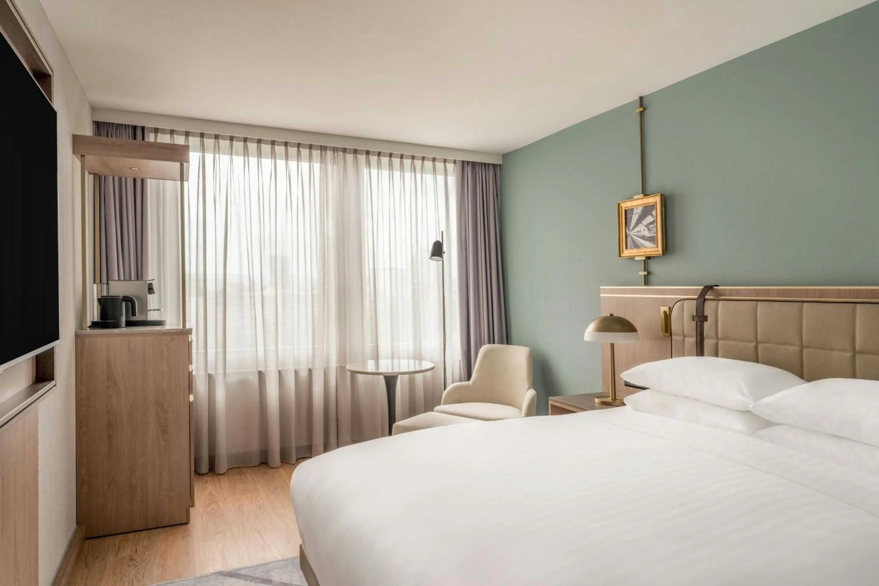 Photo of the whole room, Bed in Zurich Marriott Hotel