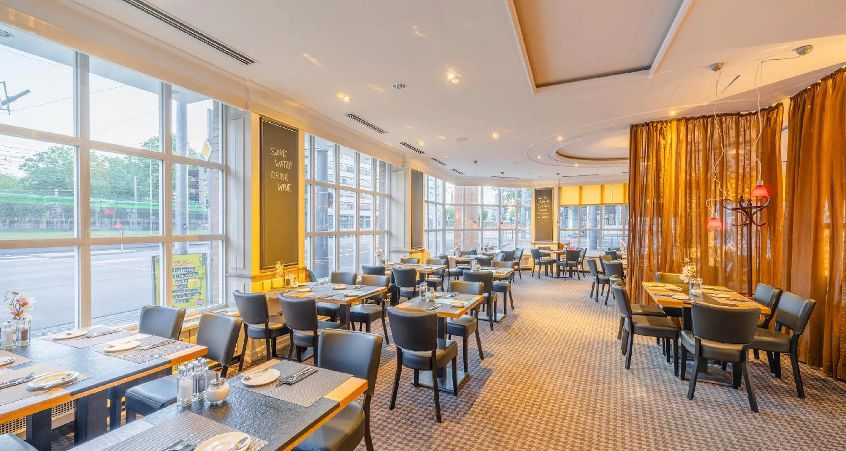 Restaurant/places to eat in The Q - Quadro City Hotel