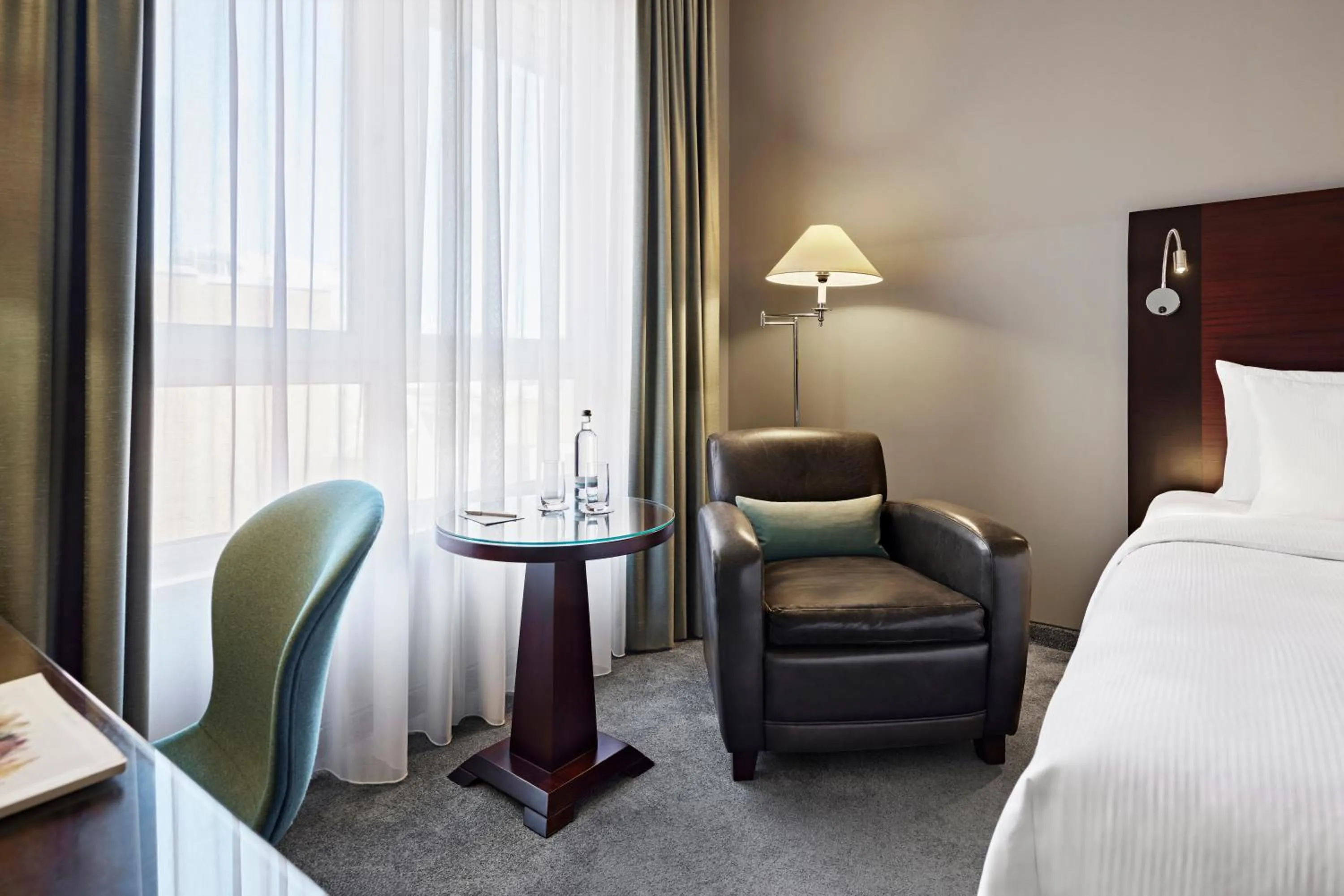 Seating area, Bed in Lindner Hotel Cologne City Plaza, part of JdV by Hyatt