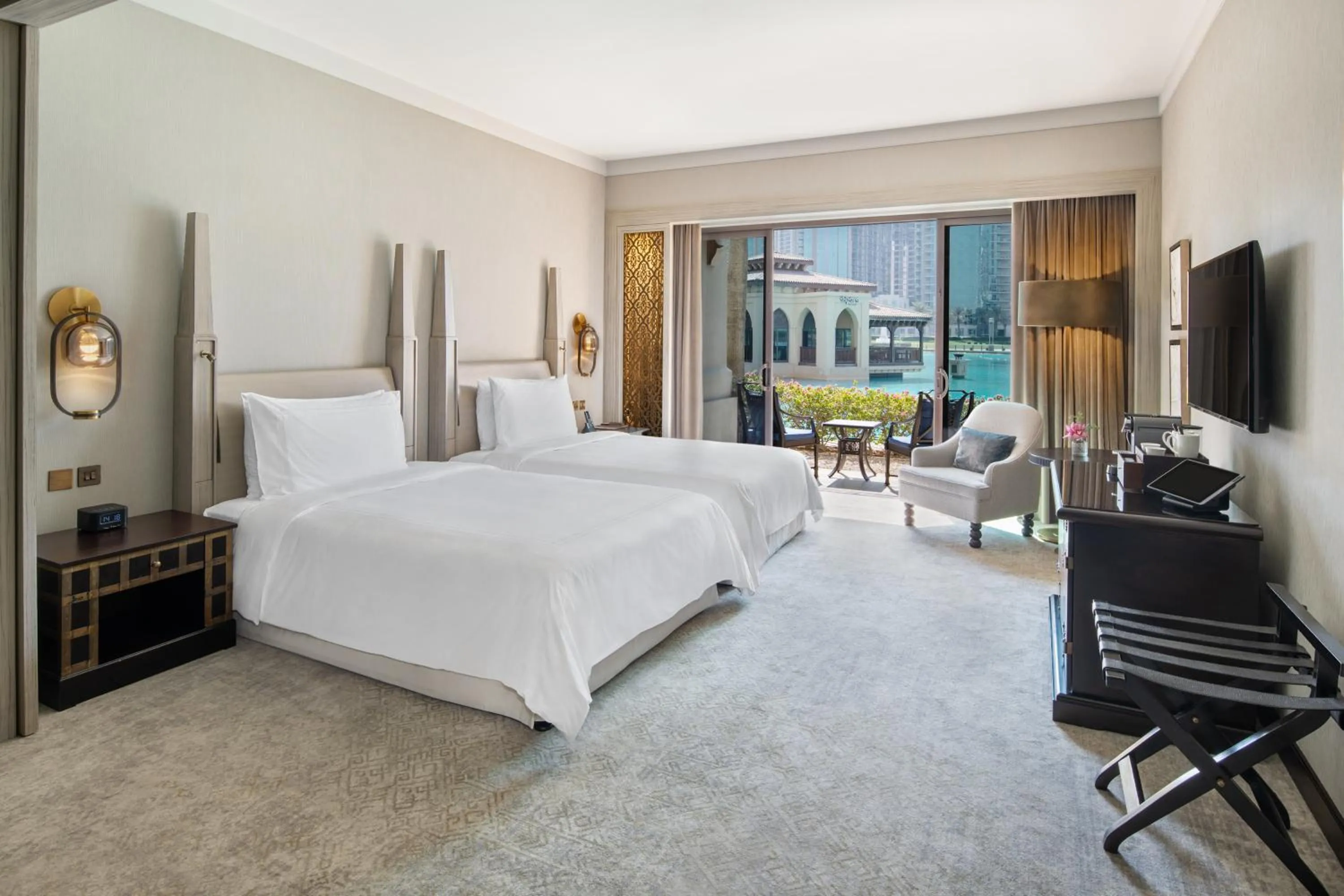 Photo of the whole room, Bed in Palace Downtown