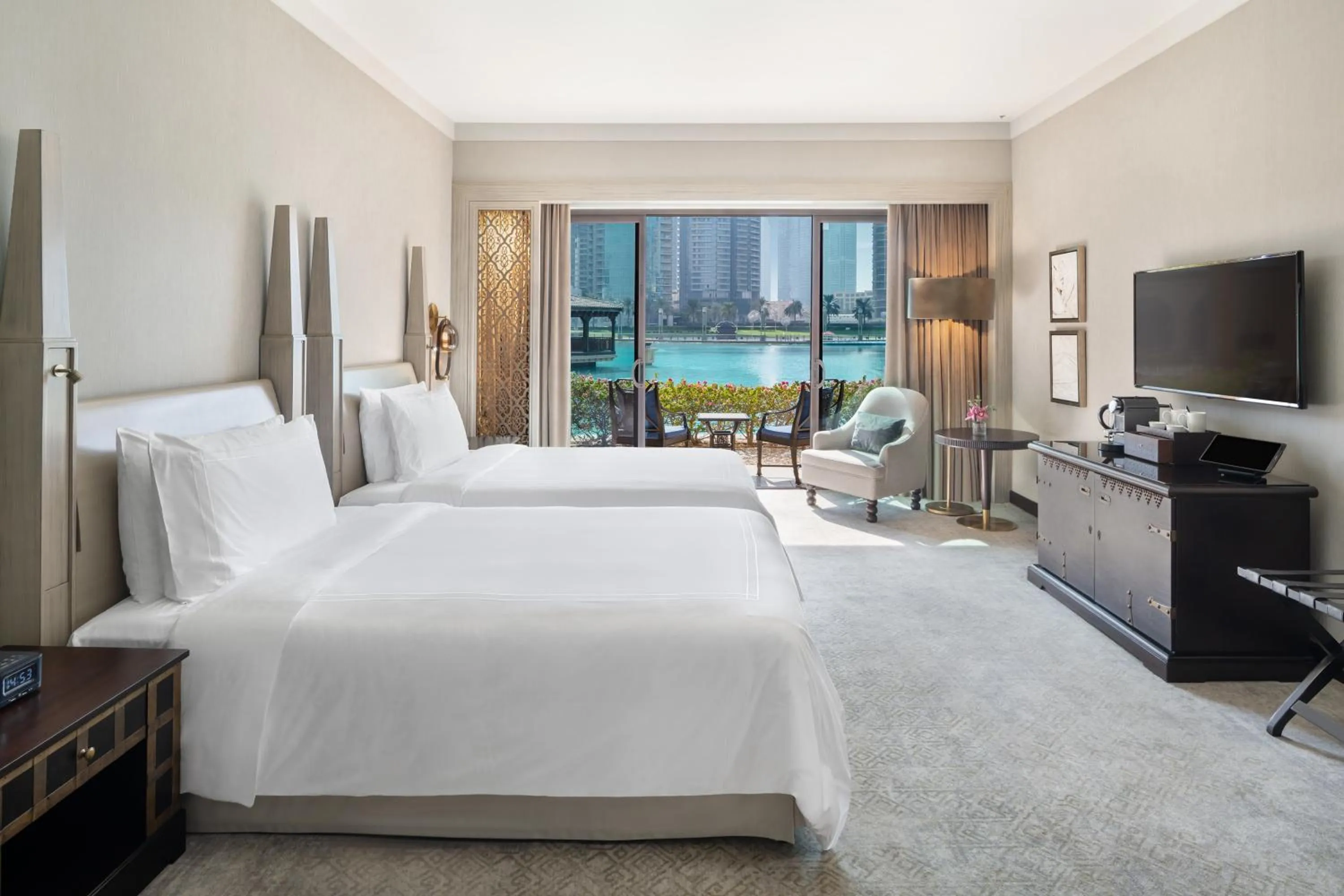 Photo of the whole room, Bed in Palace Downtown