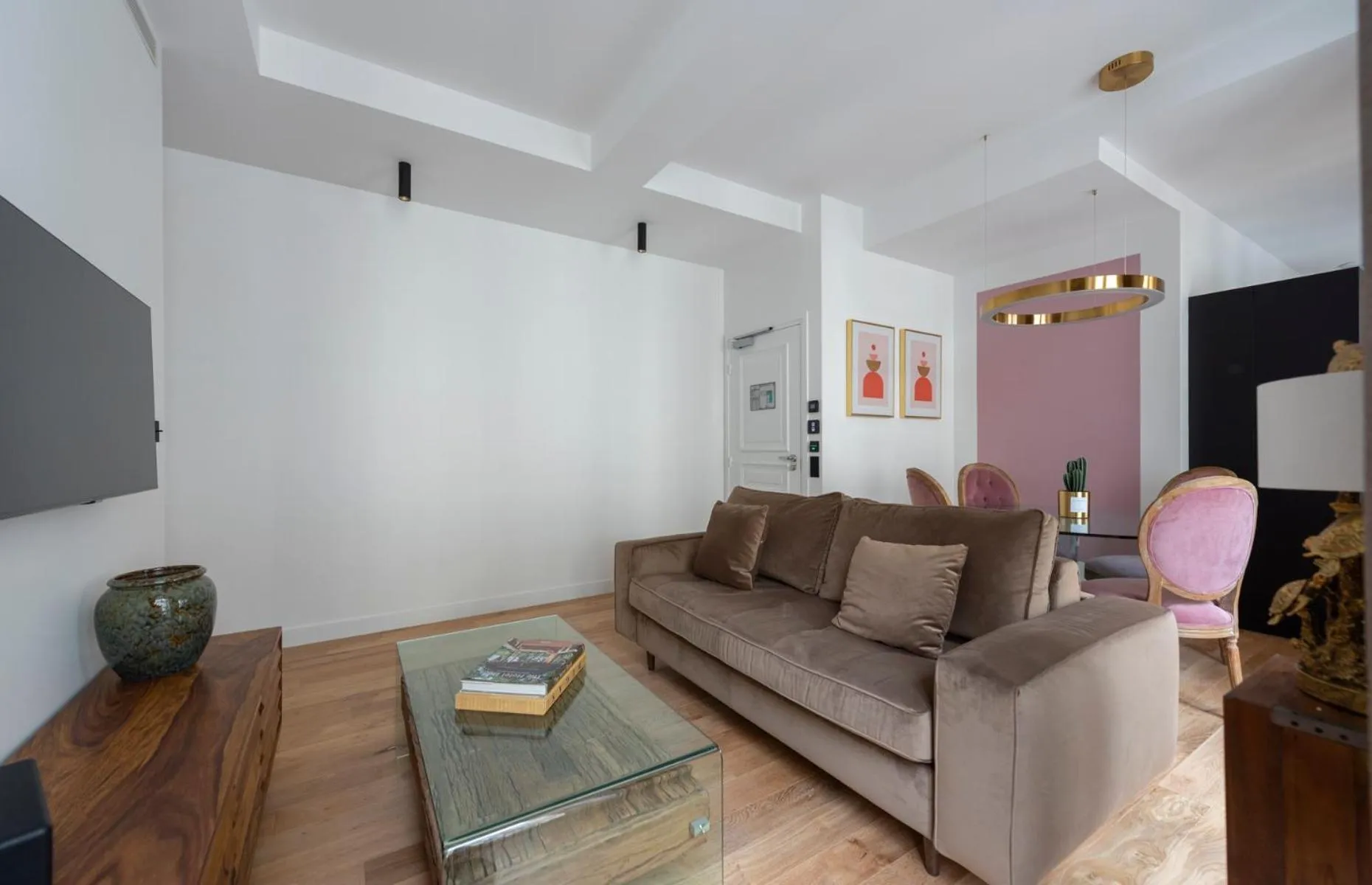 Communal lounge/ TV room in O'Lord, 4 Etoiles, Residence de Luxe Champs-Elysees