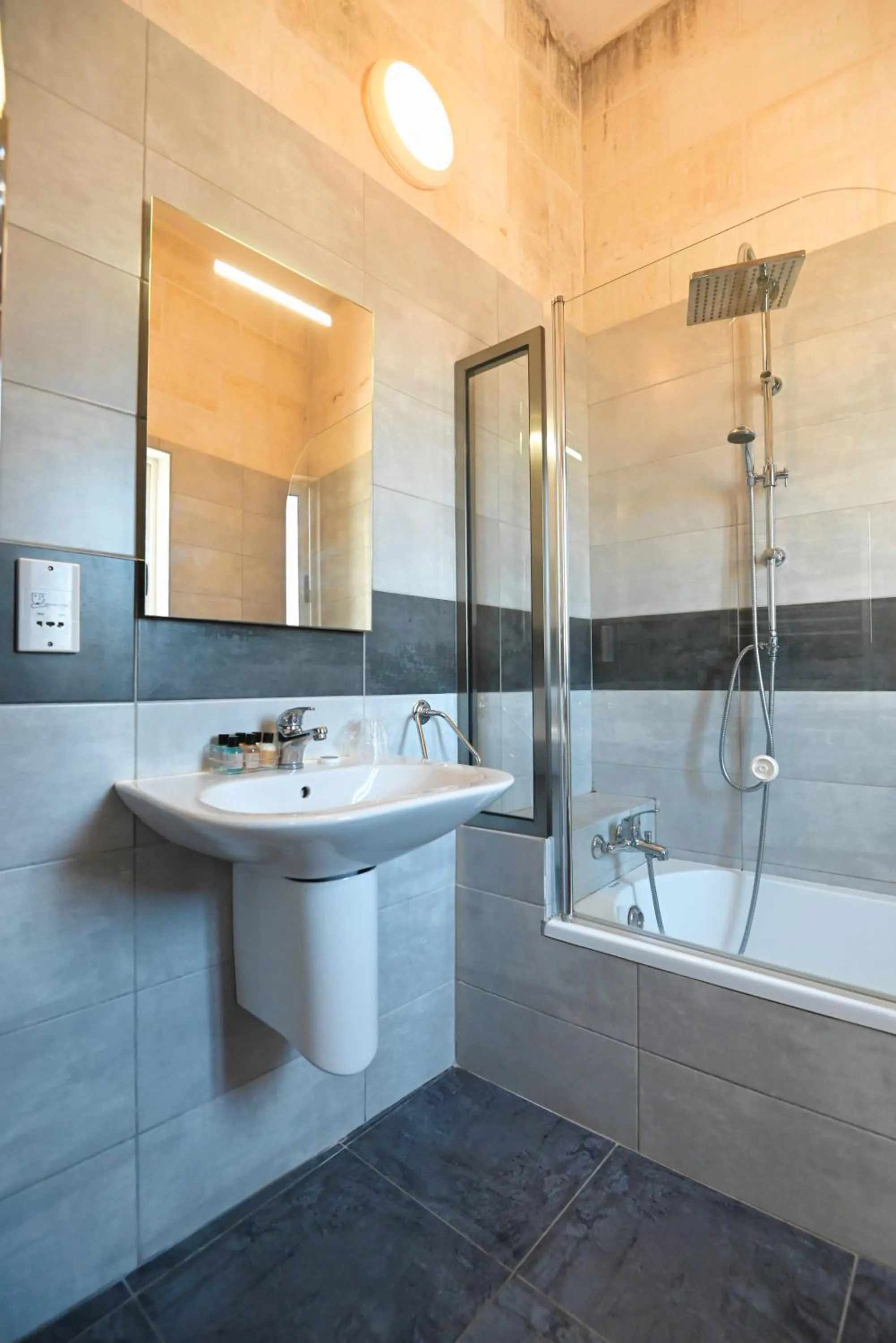 Shower in The Cloisters Bed And Breakfast