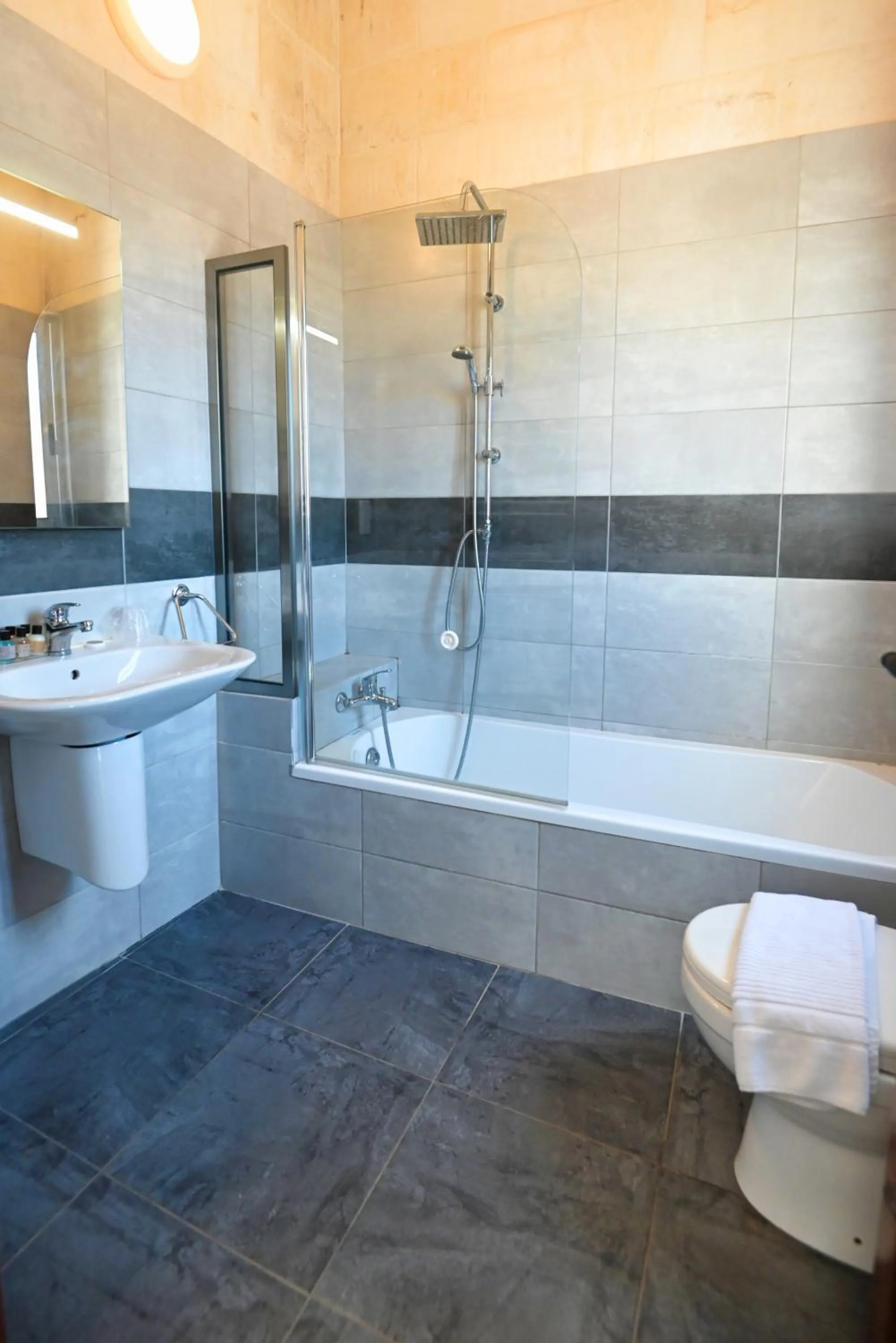 Toilet in The Cloisters Bed And Breakfast