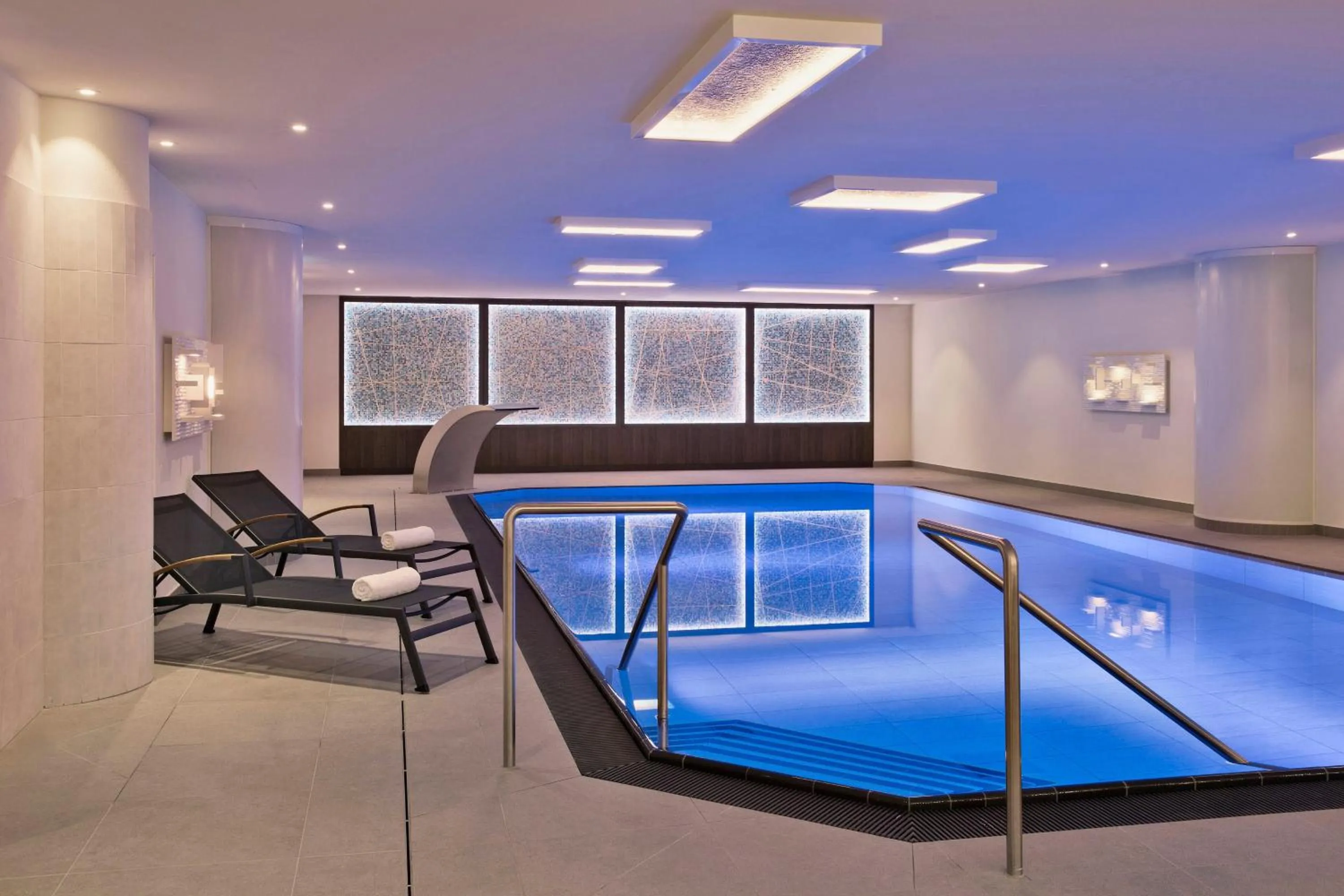 Swimming pool in Vienna Marriott Hotel