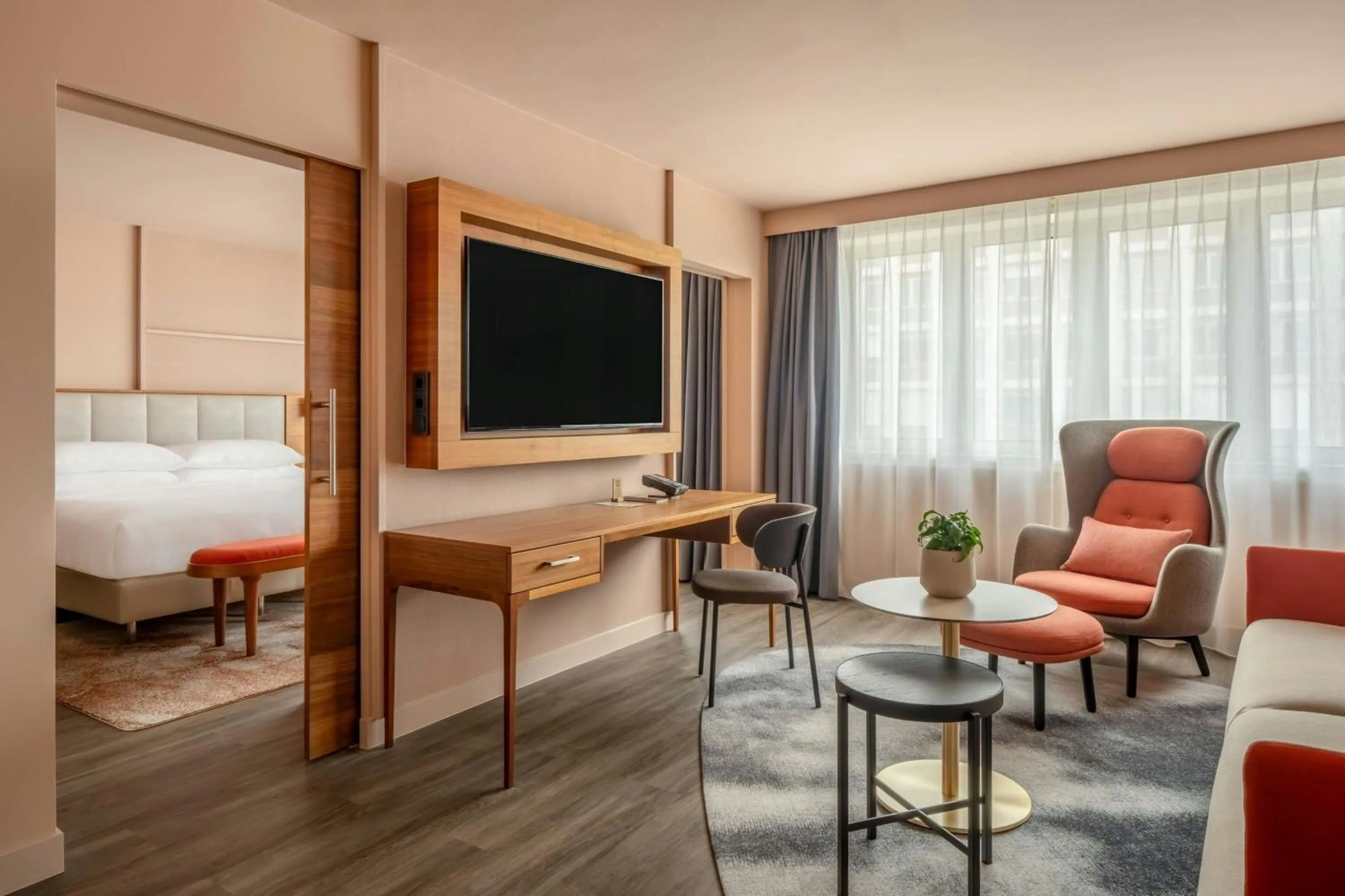 Living room, Bed in Vienna Marriott Hotel