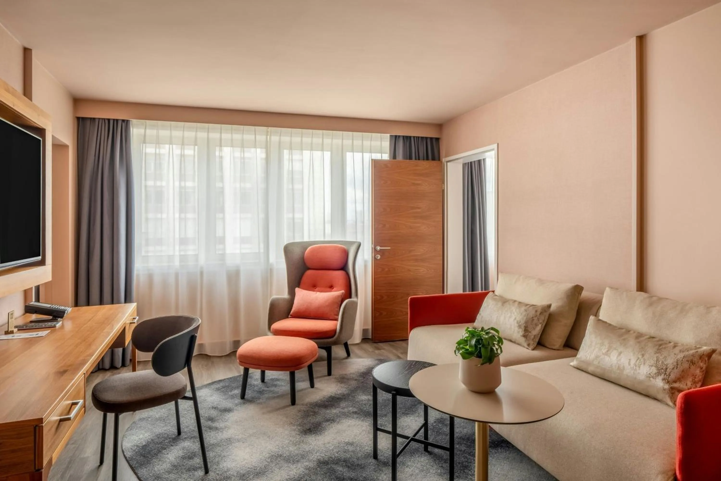 Living room in Vienna Marriott Hotel