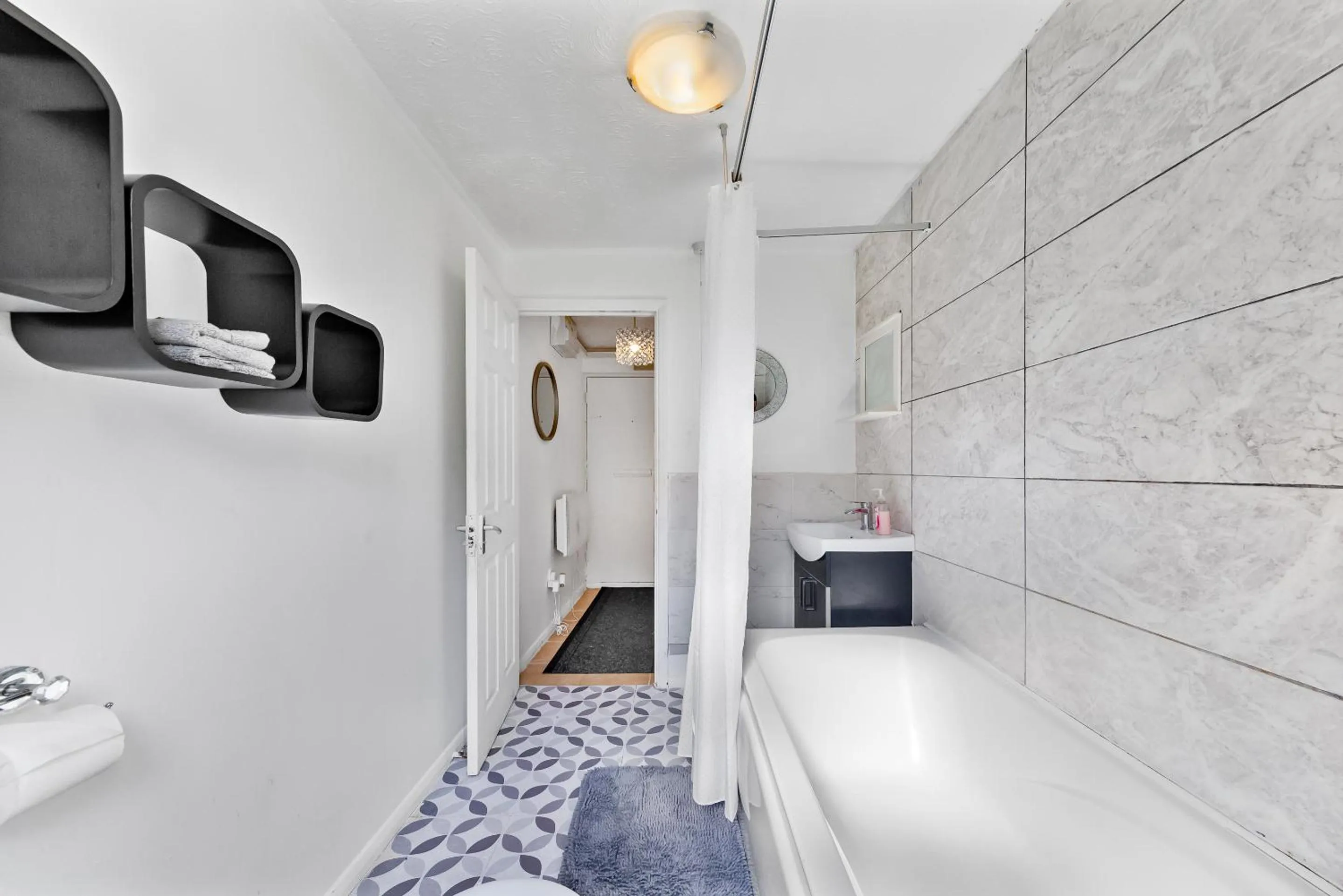 Bathroom in Stunning 1 bedroom apartment in Dagenham