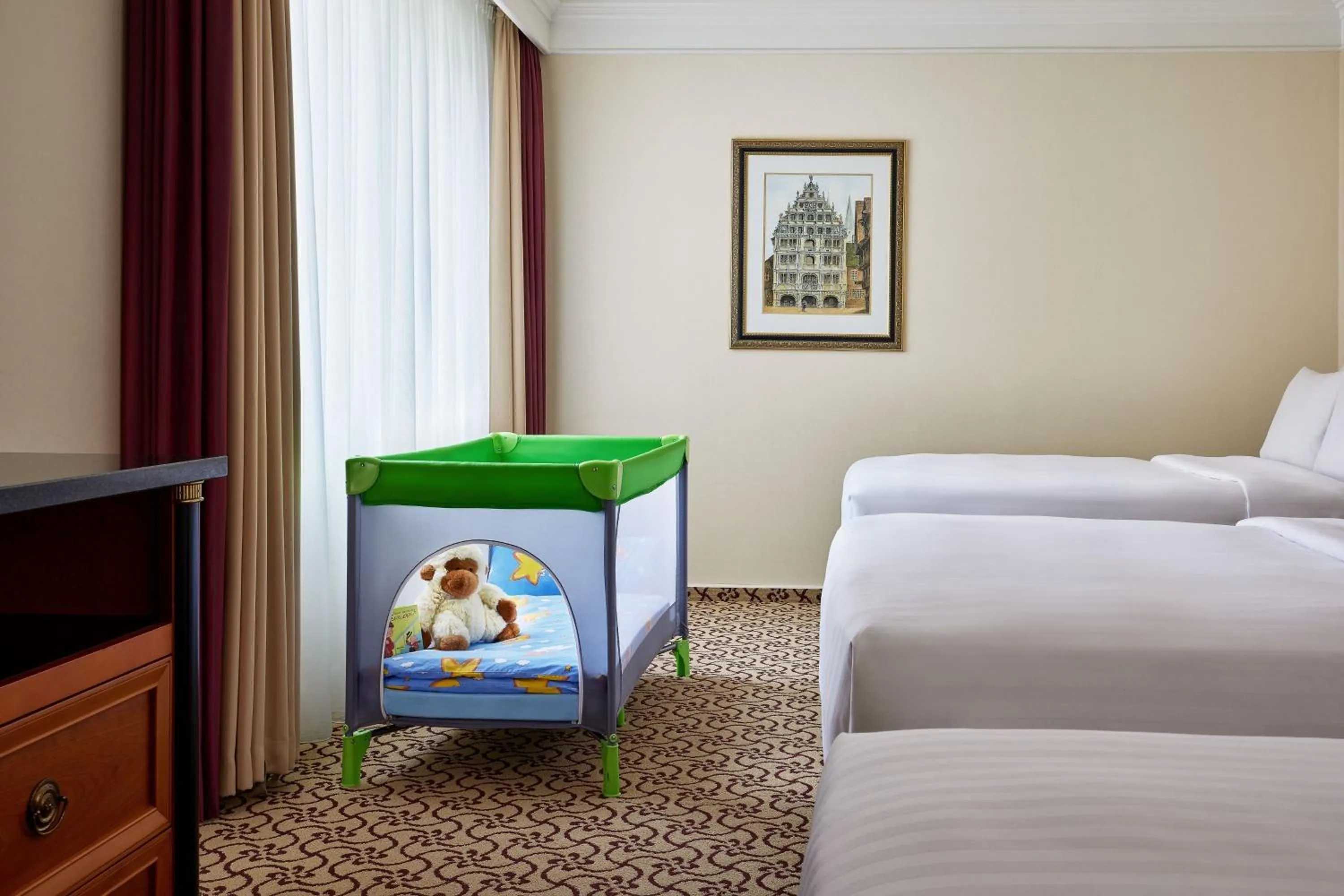 Photo of the whole room, Bed in Leipzig Marriott Hotel