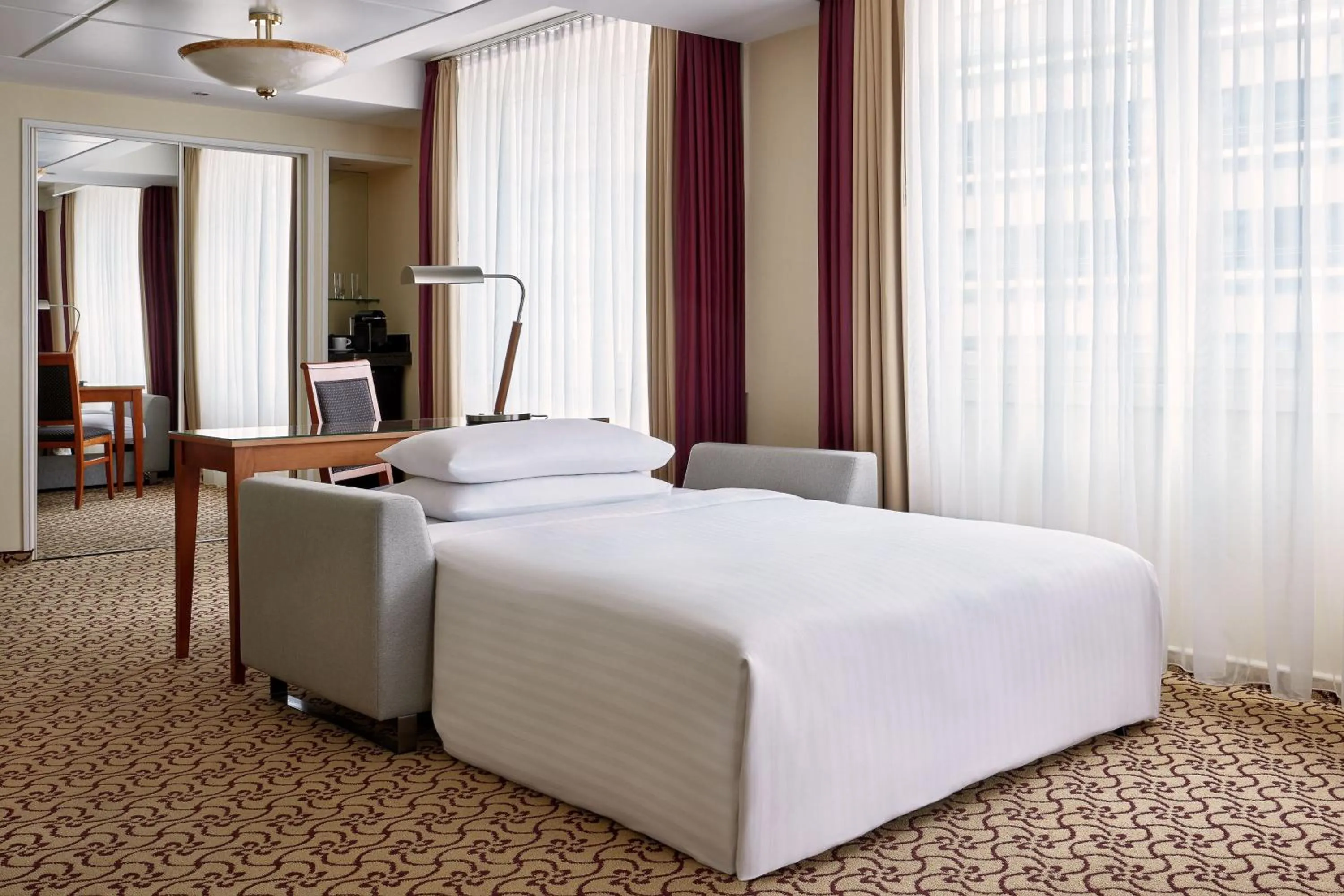 Photo of the whole room, Bed in Leipzig Marriott Hotel