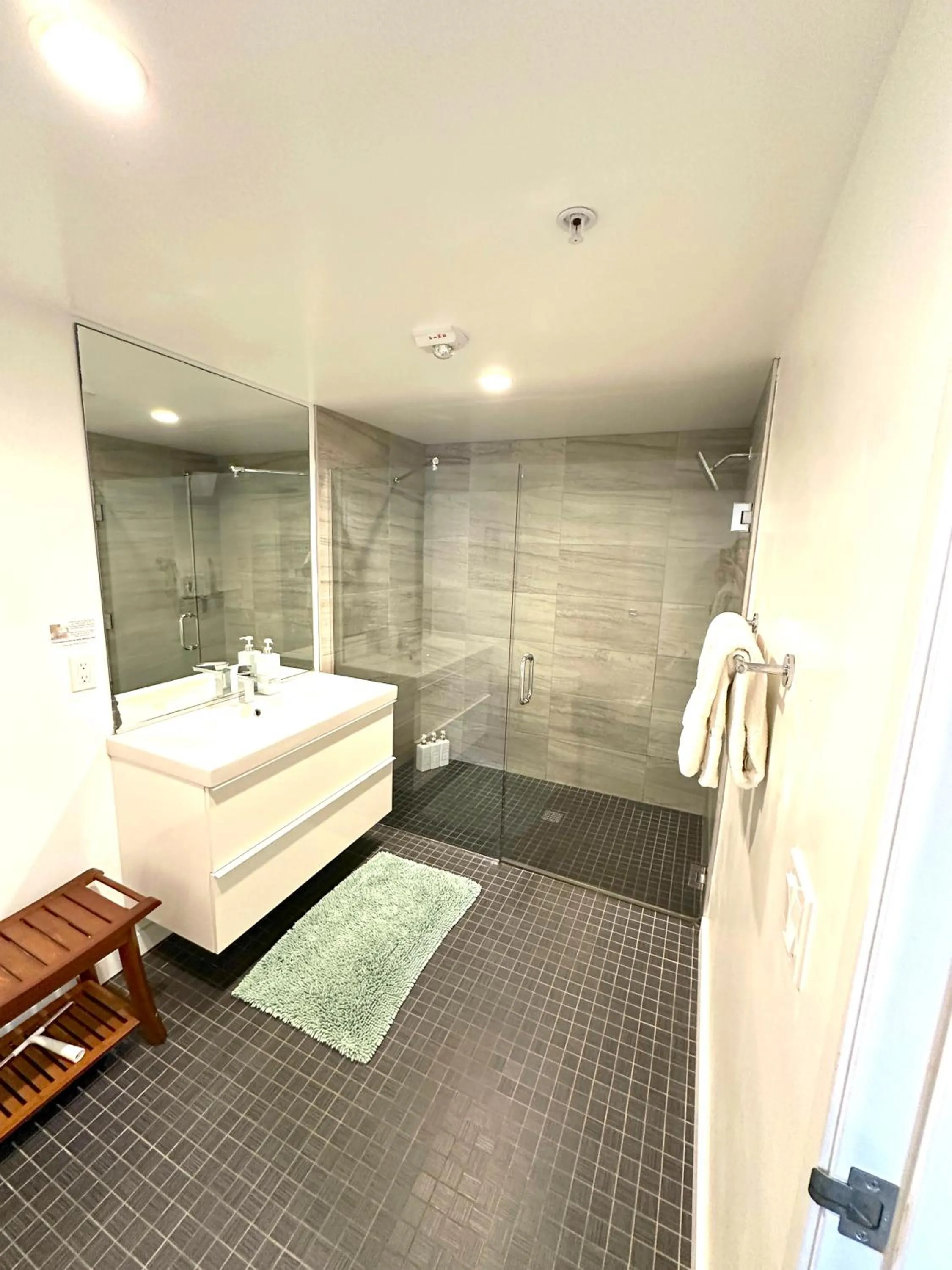 Bed in Modern 2 Bdrm w/Parking in the Heart of Hillcrest