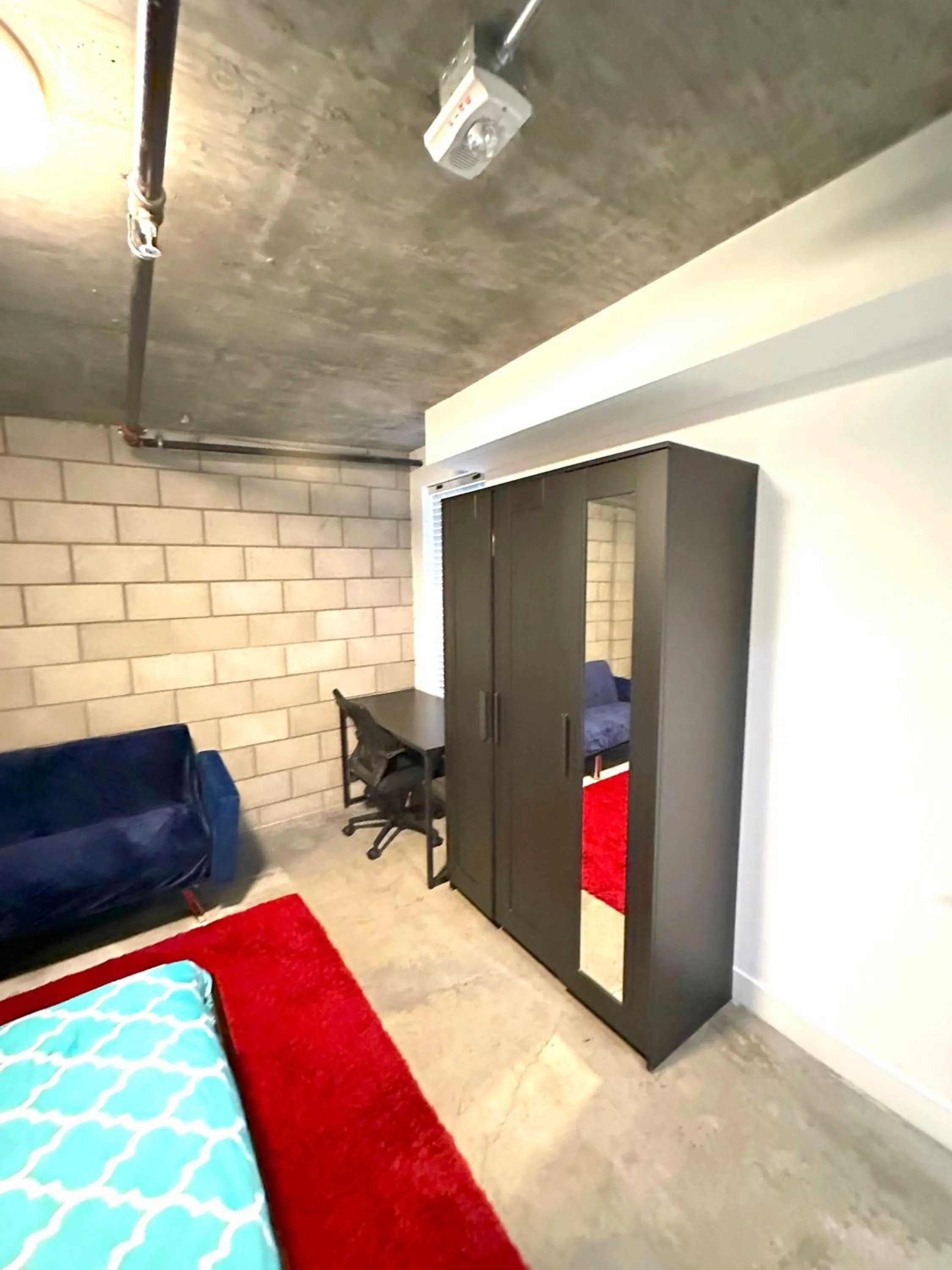 Bed in Modern 2 Bdrm w/Parking in the Heart of Hillcrest