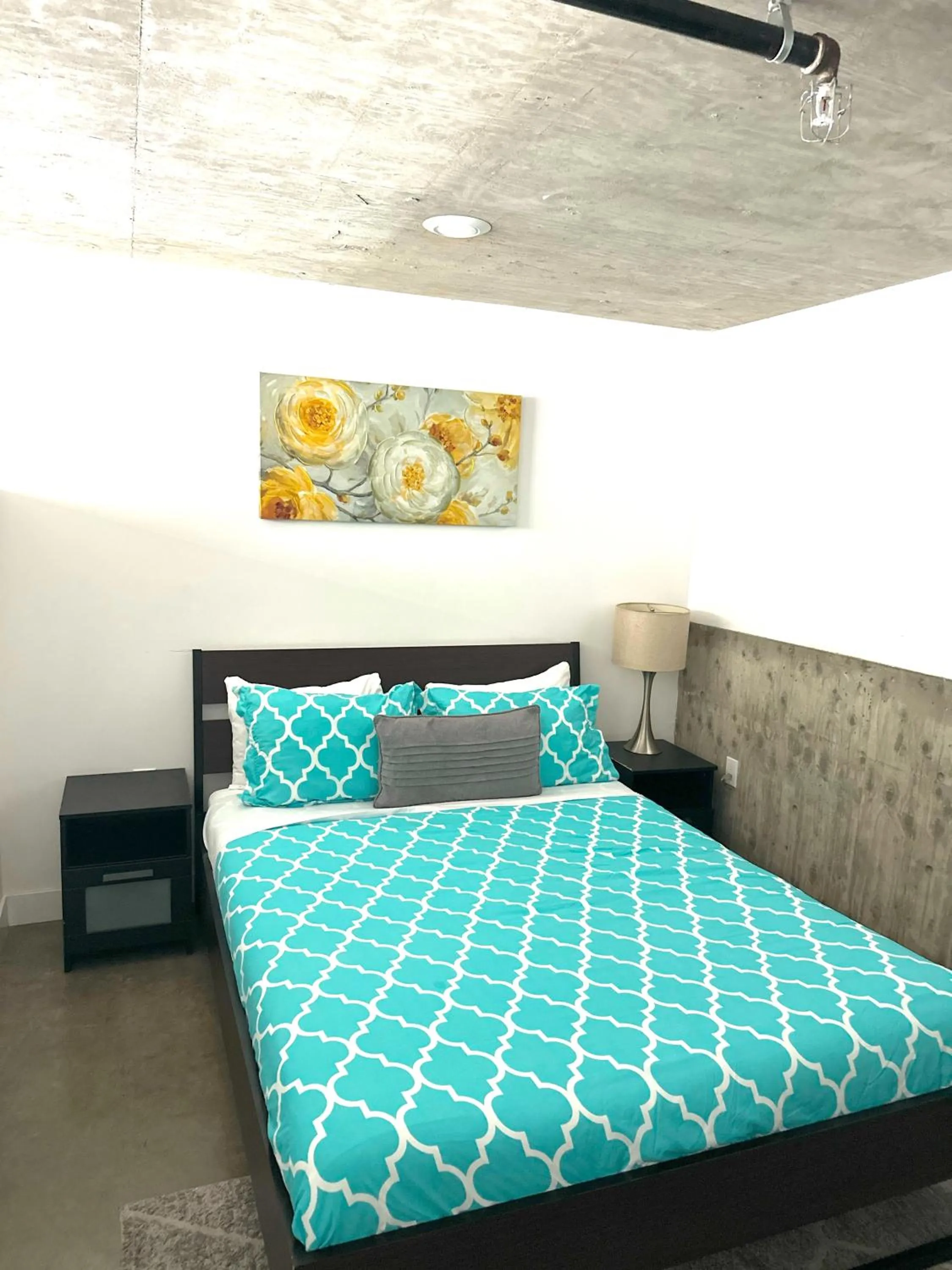 Bed in Modern 2 Bdrm w/Parking in the Heart of Hillcrest