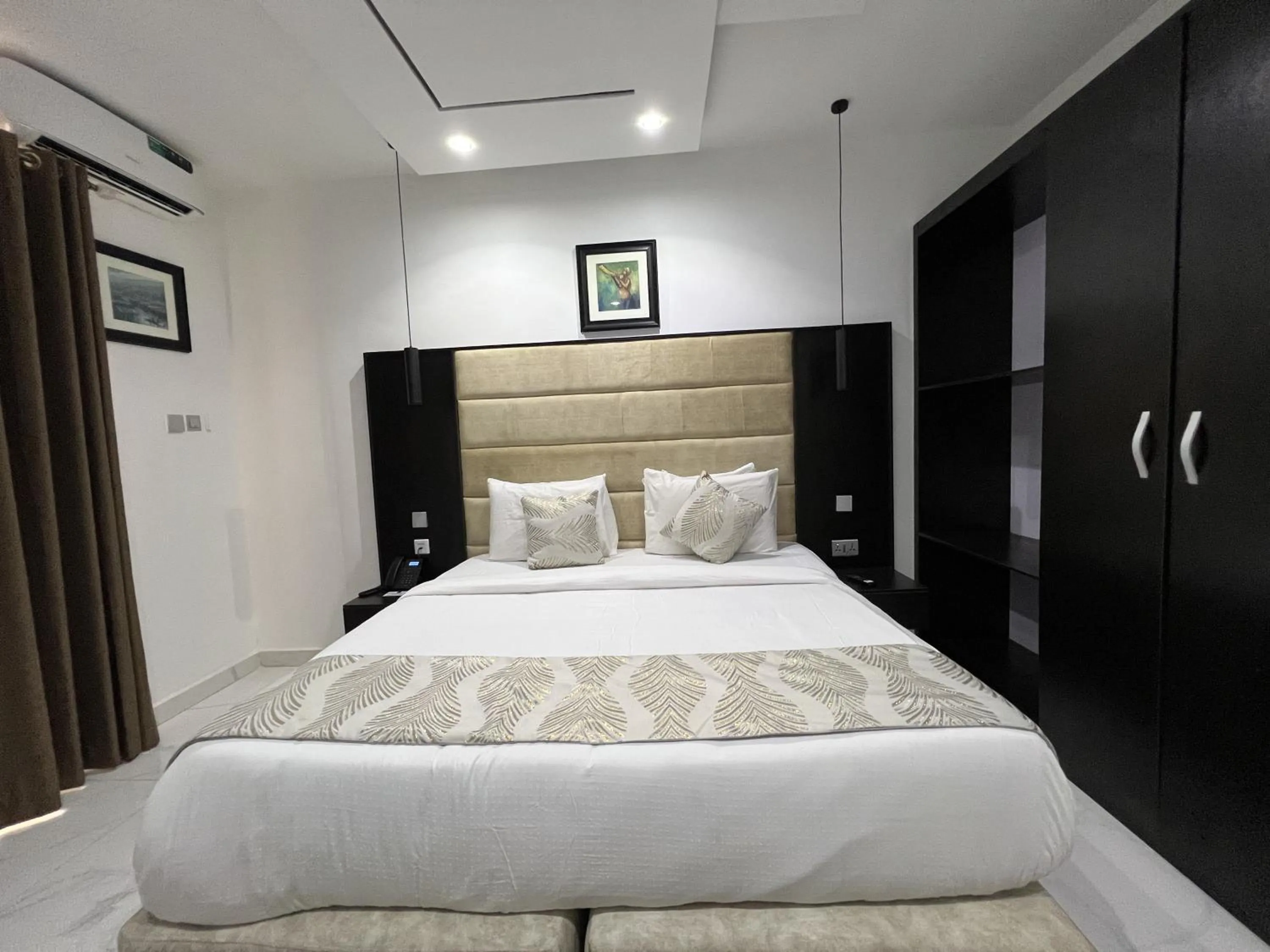 Bed in Riviera Hotel, Apartments & Resorts