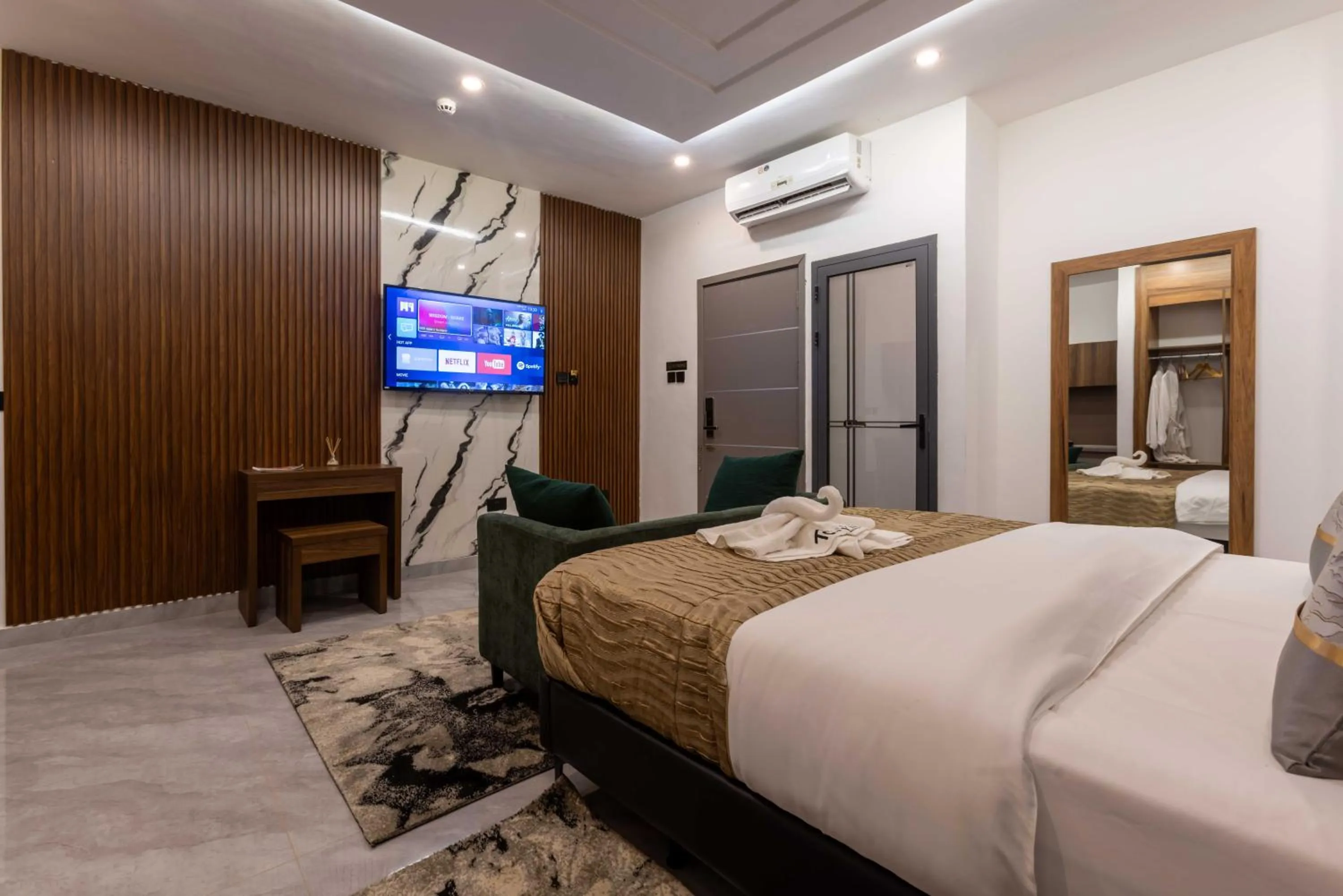 TV and multimedia, Bed in The Cabyn Boutique Hotel