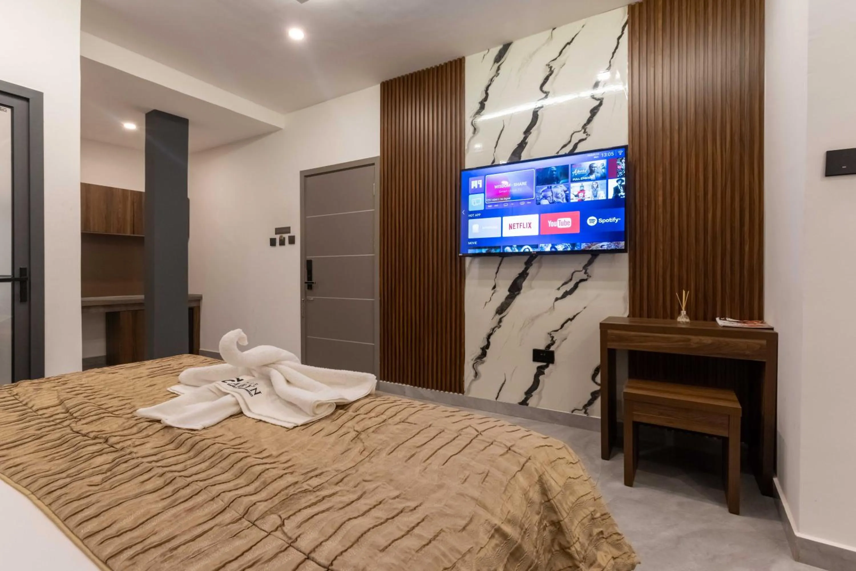 TV and multimedia, Bed in The Cabyn Boutique Hotel