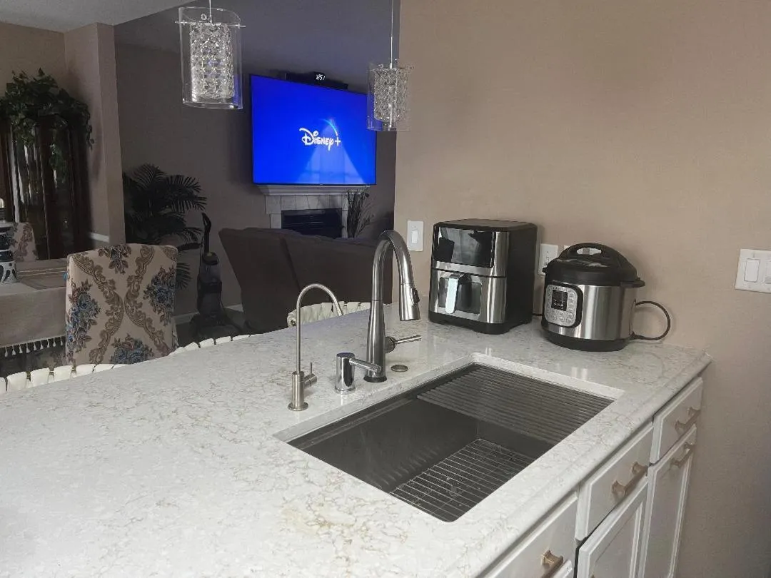 Smart Entire Loft, 3 br, 2 bath, with 3 tv